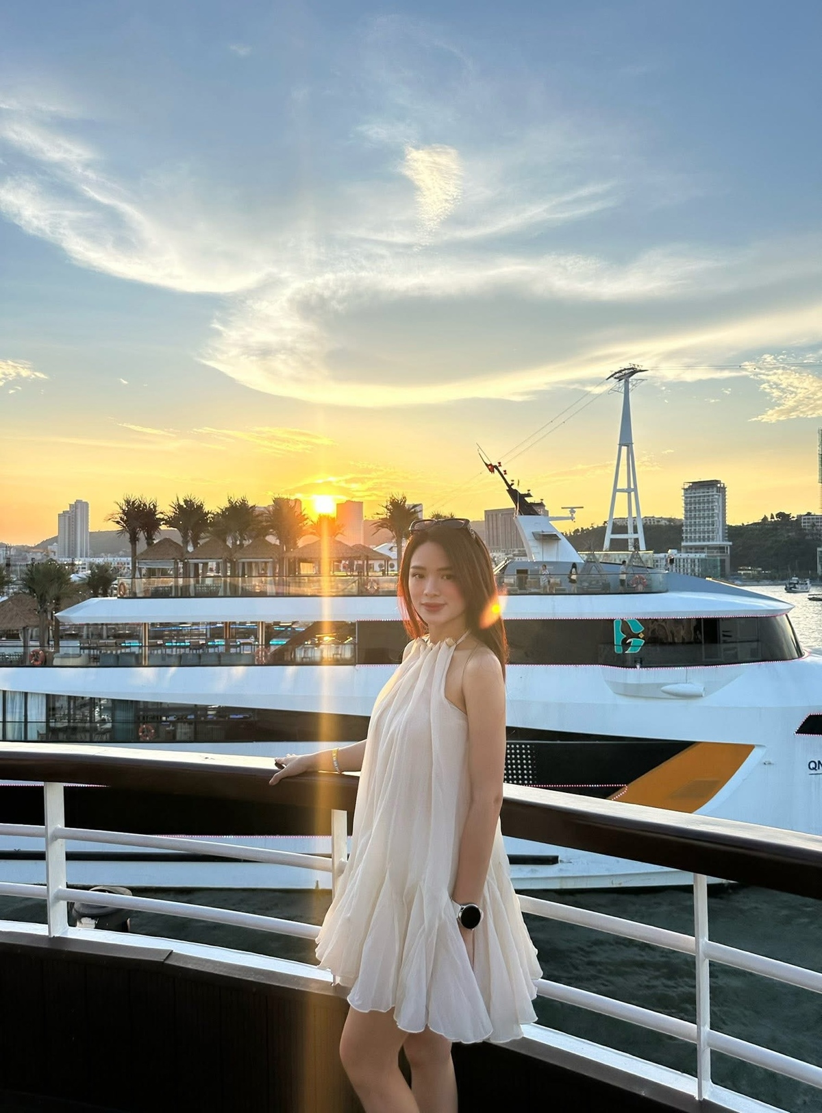<p class="Normal" style="text-align:justify;"> Với Phương, những lúc bận rộn nhất đôi khi đến ngay sát giờ chương trình bắt đầu, như cần bổ sung đồ dùng sự kiện, đổi số lượng người, chuyển địa điểm tổ chức hay nhà cung cấp gặp vấn đề. Giữa lúc "việc nào cũng quan trọng" cô phải cân nhắc việc nào cần xử lý trước để hoạt động diễn ra thuận lợi. “Mình làm tốt phần ‘hậu trường’ để mọi người có thể tận hưởng phần ‘sân khấu’”, Phương nói về niềm vui khi thấy đồng nghiệp tham gia vui vẻ, chẳng hay phía sau đã có bao nhiêu việc phát sinh.</p>