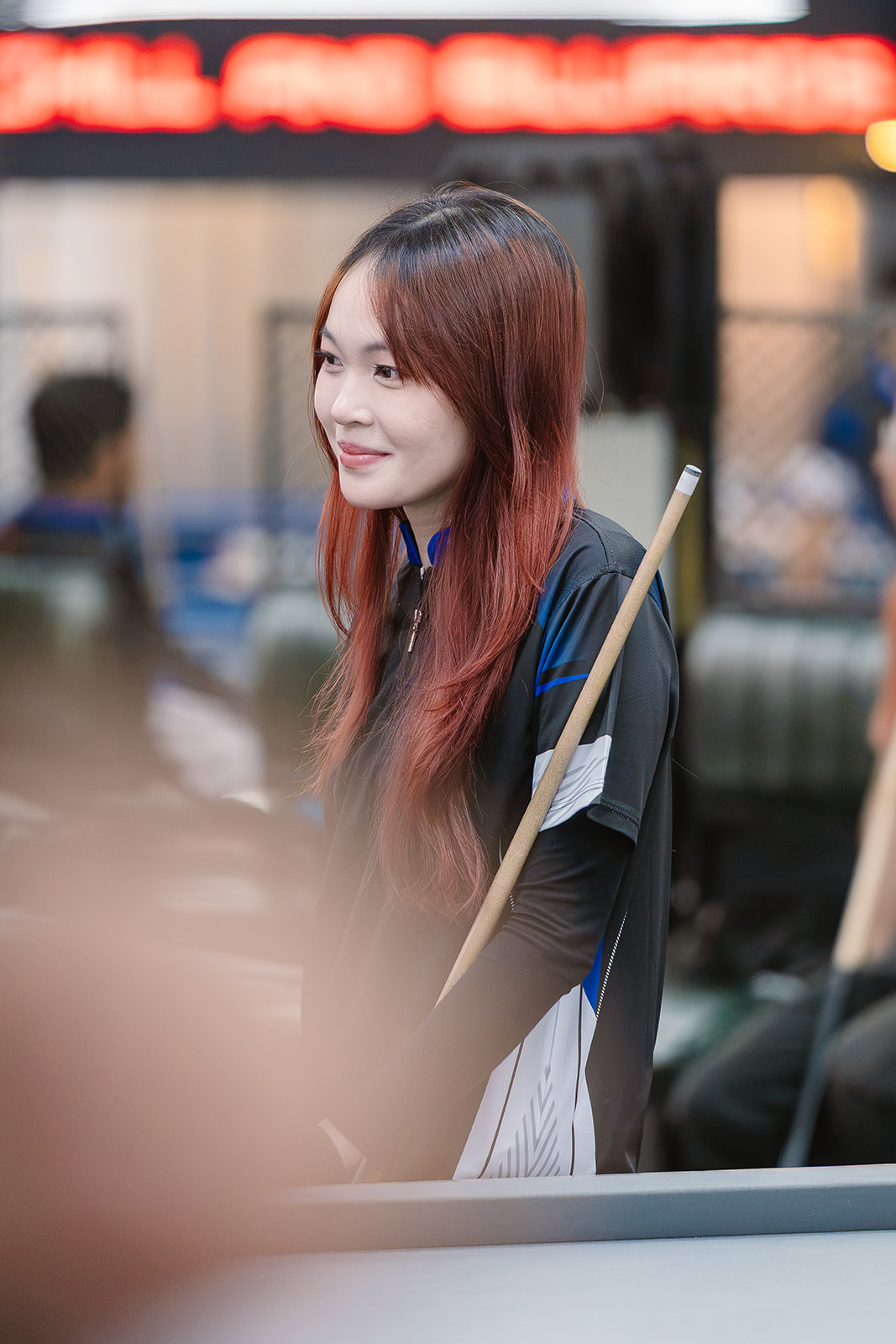 <p class="Normal" style="text-align:justify;"> Ít ai nghĩ người phụ trách các lớp học và chương trình phát triển năng lực ngoại ngữ lại bị cuốn hút bởi một môn thể thao đòi hỏi sự lạnh lùng và tính toán trong từng cú đánh. Nhưng với chị Thảo, chính những khoảnh khắc tập trung cao độ trước mỗi đường cơ mới là điều hấp dẫn nhất.</p>