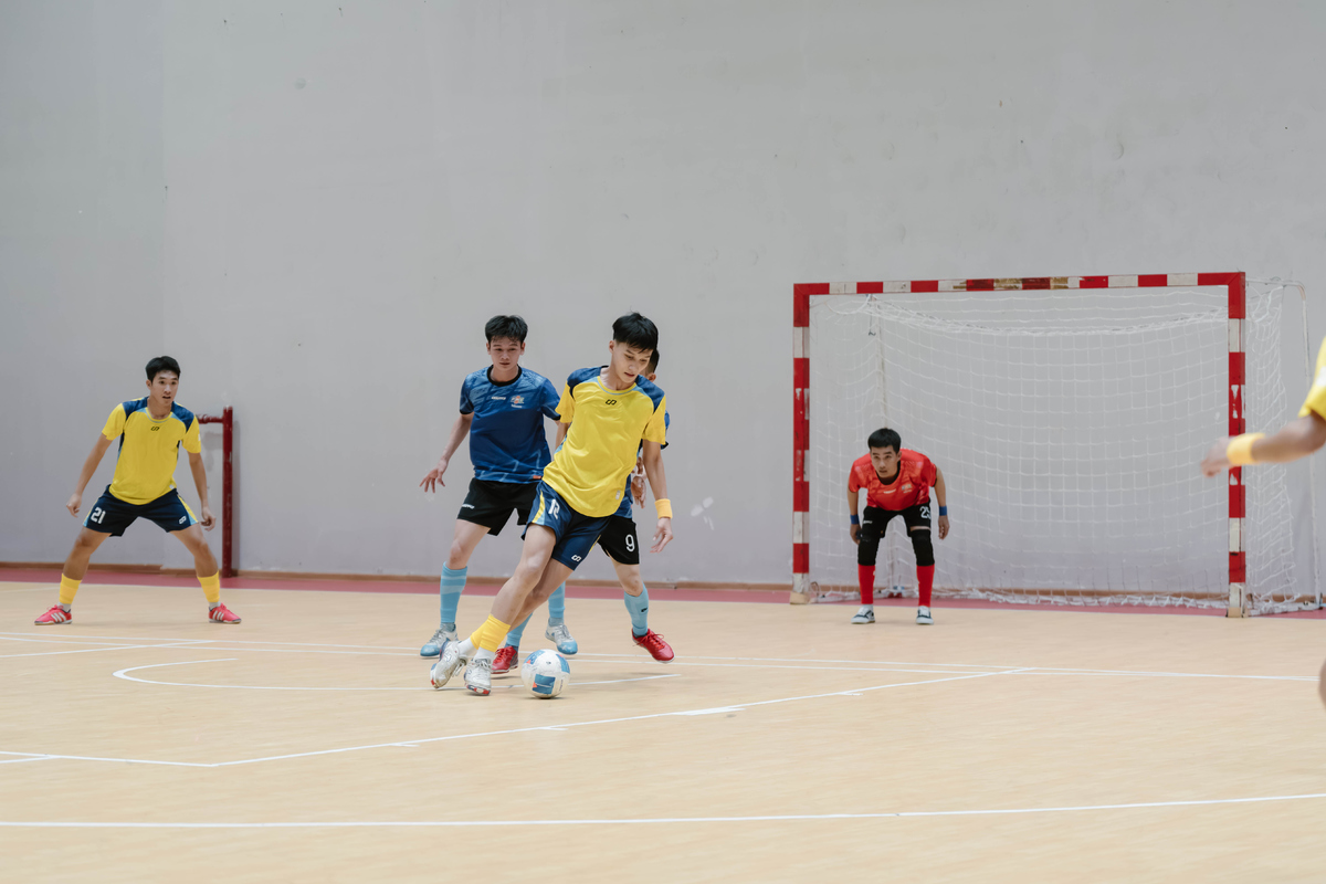 <p class="Normal" style="text-align:justify;"> Ở bảng B, đại diện Viễn thông FTEL 1 &lpar;áo xanh&rpar; nhập cuộc chủ động nhưng FEDU 1 &lpar;áo vàng&rpar; lại cho thấy khả năng tận dụng cơ hội hiệu quả hơn. Huỳnh Lê Ngọc Tiến và Nguyễn Ngọc Thanh Phú liên tiếp ghi bàn trong 4 phút đầu trận, giúp đội bóng Giáo dục sớm tạo khoảng cách. Võ Văn Huy nhanh chóng rút ngắn tỷ số còn 1-2 cho FTEL 1 ở phút 6, kéo trận đấu trở lại thế giằng co.</p>