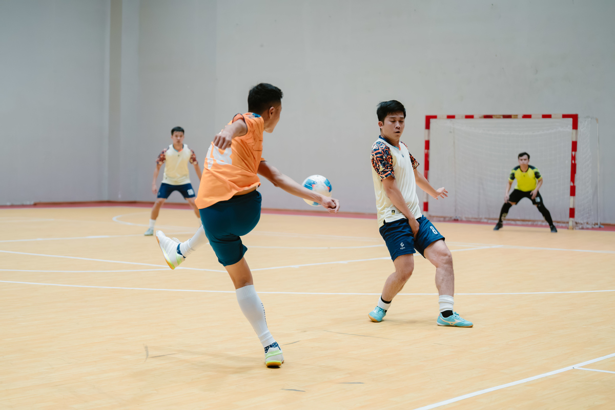 <p class="Normal" style="text-align:justify;"> Bị dẫn bàn, FPT IS tiếp tục kiên trì bám đuổi, và phải chờ đến những phút cuối mới tìm được bàn gỡ. Phút 38, đội trưởng Nguyễn Chánh Tín ghi bàn đưa trận đấu trở lại vạch xuất phát 1-1. </p> <p class="Normal" style="text-align:justify;"> Kết thúc trận đấu, hai đội chia điểm với tỷ số 1-1. Kết quả giúp FPT IS nâng thành tích lên 4 điểm sau hai lượt, qua đó duy trì lợi thế dẫn đầu trong cuộc đua giành vé tứ kết</p>