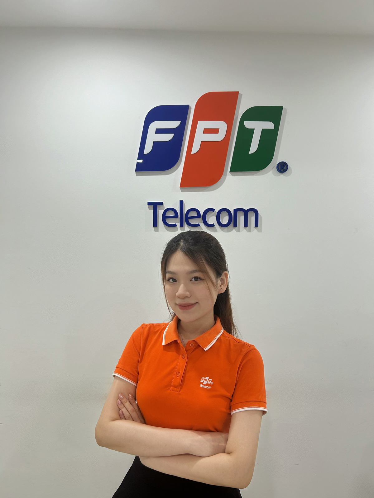 <p class="Normal" dir="ltr" style="text-align:justify;"> Một ngày làm việc của Ngân trải dài qua nhiều gam màu sinh động: có ngày miệt mài bên excel, python, power BI để đào sâu dữ liệu, lại có ngày rong ruổi kết nối với các đơn vị để tìm hiểu một vấn đề nghiệp vụ.</p> <p class="Normal" dir="ltr" style="text-align:justify;"> Cảm giác bắt đầu từ một con số bất thường trên màn hình, bóc tách rồi phát hiện ra "nút thắt" vận hành phía sau chính là điều khiến Ngân say mê. Với cô, việc biến những khối dữ liệu ngổn ngang thành một câu chuyện mạch lạc để định hướng bước đi tiếp theo cho đơn vị luôn là điều thú vị.</p>
