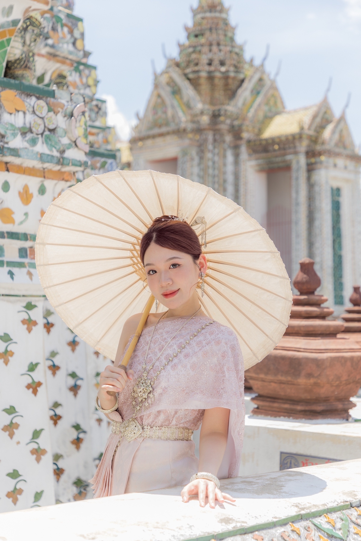 <p class="Normal" style="text-align:justify;"> Với Ngân, một data analyst không chỉ cần giỏi phân tích xử lý mà quan trọng hơn cả phải hiểu rõ mục tiêu cốt lõi: phân tích để giải quyết vấn đề gì. Ngân luôn giữ thói quen kiểm tra nghiêm ngặt từ nguồn dữ liệu, logic nghiệp vụ đến đầu ra cuối cùng.<br /> <br /> Đặc biệt, cô duy trì thói quen “hoài nghi có kiểm chứng” với số liệu. Thấy một con số bất thường, Ngân không vội sửa hay kết luận ngay mà kiên trì truy vết nguyên nhân, vì có khi chính quá trình đó giúp phát hiện vấn đề trong vận hành và mở ra chìa khóa cải tiến quy trình.</p>