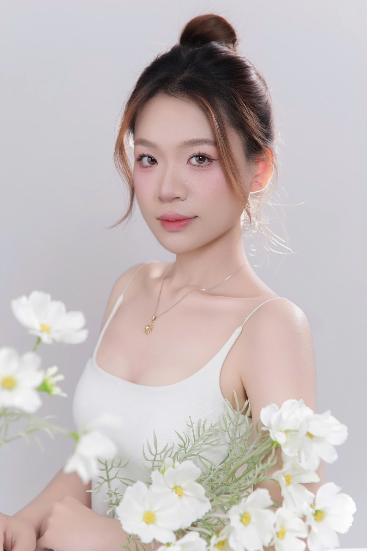 <p class="Normal" dir="ltr" style="text-align:justify;"> “Điều gì khiến bạn thích khi làm công việc này?” - Chungta.vn đặt câu hỏi.</p> <p class="Normal" dir="ltr" style="text-align:justify;"> “Mình thích nhất cảm giác được đi tìm câu trả lời. Một con số bất thường có thể chỉ là lỗi dữ liệu, nhưng cũng có thể đang phản ánh một rào cản trong vận hành. Mình thích đào sâu để tìm ra nguyên nhân rồi biến kết quả thành thứ hữu ích hơn - một báo cáo, dashboard hay một cách theo dõi mới” - Ngân chia sẻ.</p> <p class="Normal" dir="ltr" style="text-align:justify;"> Càng gắn bó với nghề, Ngân nhận ra mình không chỉ trưởng thành về nghiệp vụ dữ liệu, mà còn thấu hiểu sâu cách một công ty viễn thông lớn vận hành.</p>