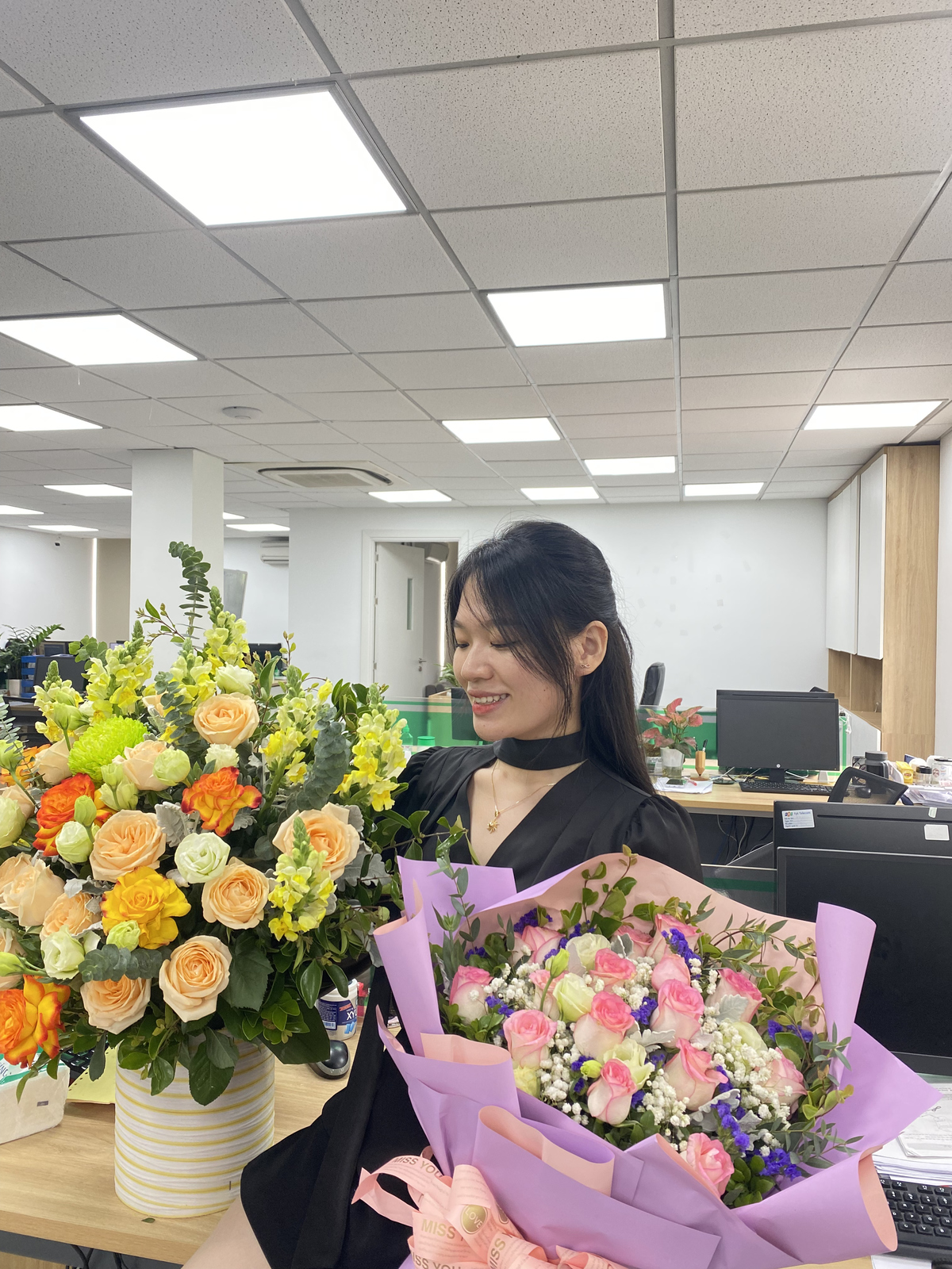 <p class="Normal" style="text-align:justify;"> Hiện tại, ngoài giờ làm việc tại Viễn thông FPT, Ngân còn đang theo học Thạc sĩ Khoa học Dữ liệu. Nhịp sống của nàng trôi qua vừa năng động vừa ngăn nắp: ban ngày đi làm, buổi tối lên giảng đường và nếu có một khoảng trống trong lịch trình, Ngân lại… đi nhảy.</p>