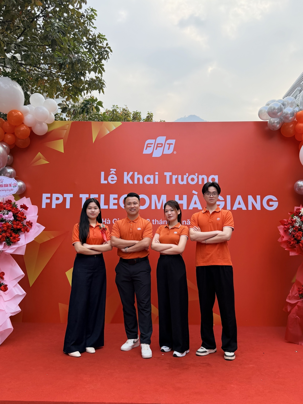 <p class="Normal" dir="ltr" style="text-align:justify;"> Điều Thu Ngân trân quý nhất tại nhà F là cơ hội được thử sức vượt ngoài giới hạn chuyên môn chính. Làm Data Analyst nhưng Ngân vẫn được trao quyền tham gia quản lý dự án, đi onsite để hiểu thực tế hạ tầng, cho đến việc tham gia ở những sân chơi lớn như Nhà Quản lý Tài năng hay Hoa khôi FTEL.</p> <p class="Normal" dir="ltr" style="text-align:justify;"> “Những trải nghiệm đa chiều đó giúp mình mở rộng tầm nhìn nghề nghiệp và khai phá những tiềm năng ẩn giấu của bản thân. Có lẽ điều thoải mái nhất ở Viễn thông FPT là việc mình được là chính mình, được tự do trở thành những phiên bản tuyệt vời hơn mỗi ngày”, Ngân bày tỏ.</p>