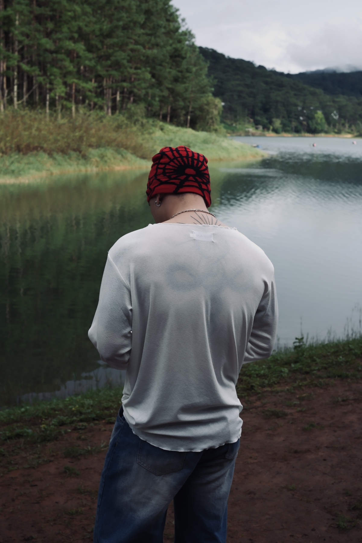 <p class="Normal" style="text-align:justify;"> Sau những năm làm việc trong môi trường chuyên nghiệp, Sinh rút ra một bài học tưởng đơn giản nhưng càng đi làm lâu càng thấm: giao tiếp là chìa khóa. Không chỉ trong công việc, cách một người trao đổi, lắng nghe và kết nối còn quyết định rất nhiều đến mối quan hệ với đồng nghiệp. Từ một chàng trai từng nghĩ đi làm là “việc ai nấy làm”, Sinh dần nhận ra phía sau những dự án công nghệ vẫn là những con người cần được kết nối. Chính sự cởi mở của đồng nghiệp và văn hóa gần gũi tại FPT đã giúp anh có thêm những mối quan hệ vượt ra ngoài phạm vi công việc.</p>