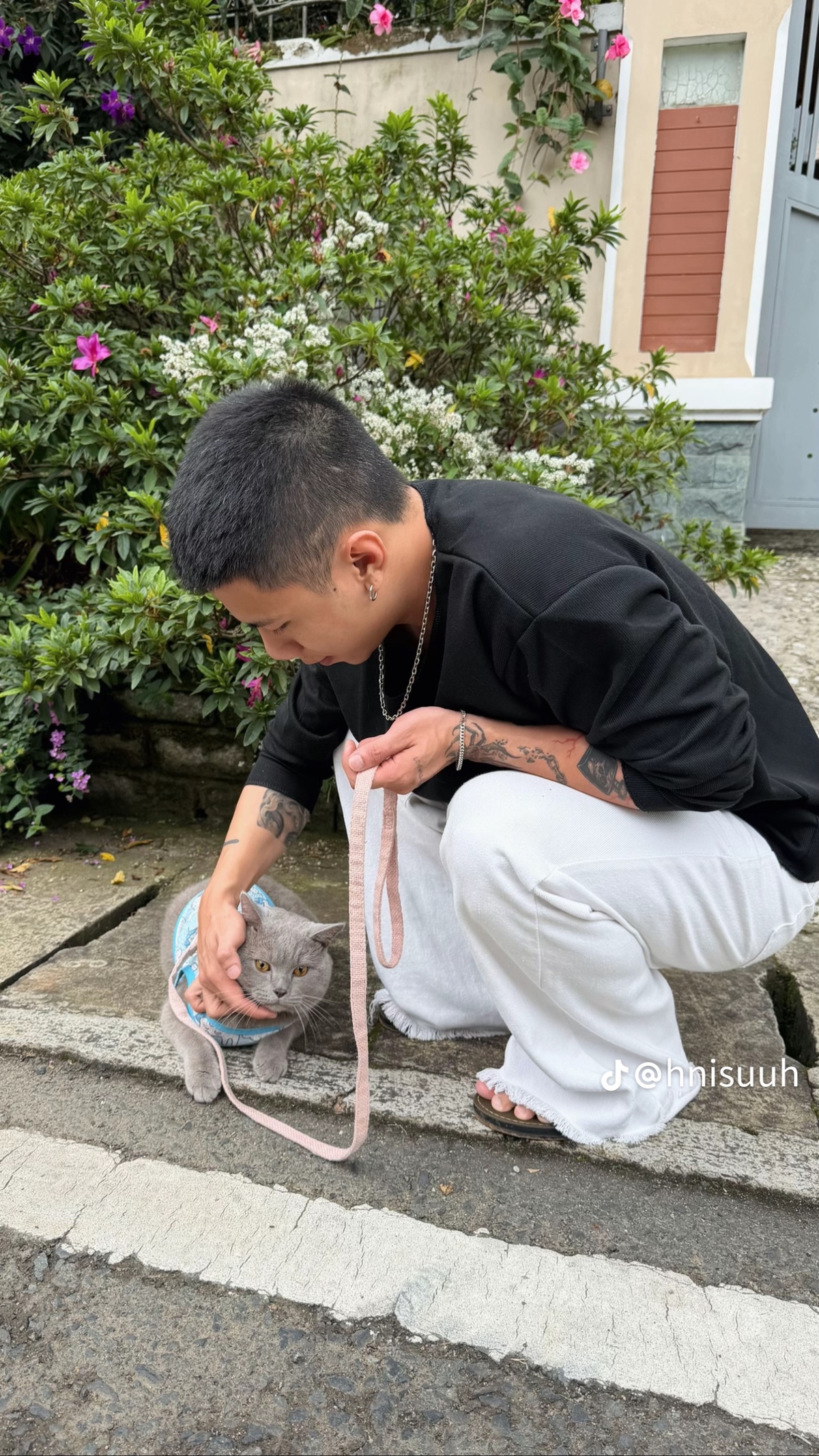 <p class="Normal" style="text-align:justify;"> Ngoài giờ làm, Sinh có một “công việc” khác: personal trainer &lpar;huấn luyện viên cá nhân&rpar;. Anh duy trì lịch tập gym khoảng năm buổi mỗi tuần, thỉnh thoảng bơi, đá bóng hoặc chơi cầu lông. Với Sinh, gym không chỉ để giữ sức khỏe mà còn là cách giải tỏa áp lực hiệu quả. Những ngày công việc nhiều stress, anh có một phương pháp khá trực diện: “đem hết stress dồn lên vài cục tạ”. Sau mỗi buổi tập, đầu óc nhẹ hơn và năng lượng cũng trở lại.</p>