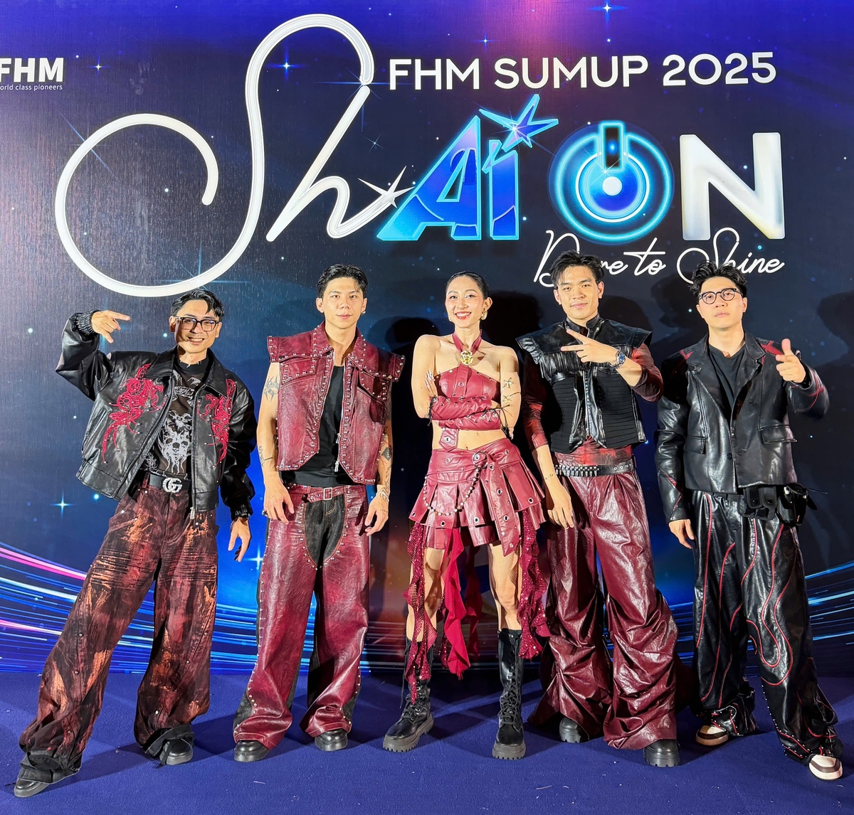 <p class="Normal" style="text-align:justify;"> AI đến với công việc của Sinh khá tự nhiên. Từ những ngày còn làm dev, anh đã được tiếp cận các khóa học của công ty và từng bước đưa AI vào công việc để xử lý nhanh hơn, dành thời gian cho những phần việc khác. Nhưng với Sinh, AI không chỉ xuất hiện trong công việc. Anh cùng đồng đội từng sáng tác ca khúc “Easier with AI” dành cho FPT, sau đó bài hát được sử dụng trong nhiều sự kiện của FPT Software. Một sản phẩm vừa có chất công nghệ, vừa có chất “người FPT” - đến mức chính tác giả cũng thú nhận đã nghe đi nghe lại. </p>