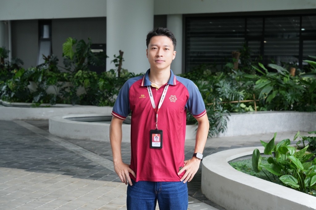<p class="Normal" style="text-align:justify;"> Từ khi còn là sinh viên Trường Đại học FPT, đến công việc lập trình viên tại FHM.ADG, Phần mềm FPT, Trần Ngọc Hân luôn mang theo niềm đam mê bóng đá. Hiện cùng lúc thi đấu cho FSOFT 1 tại FPT Futsal HCM 2026 và góp mặt ở giải bóng đá cựu sinh viên FPT, Hân có dịp sát cánh với cả đồng nghiệp lẫn bạn bè thời đại học. Mỗi đội bóng mang đến một cảm xúc riêng, nối dài sự gắn bó của Hân với nhà F.</p>