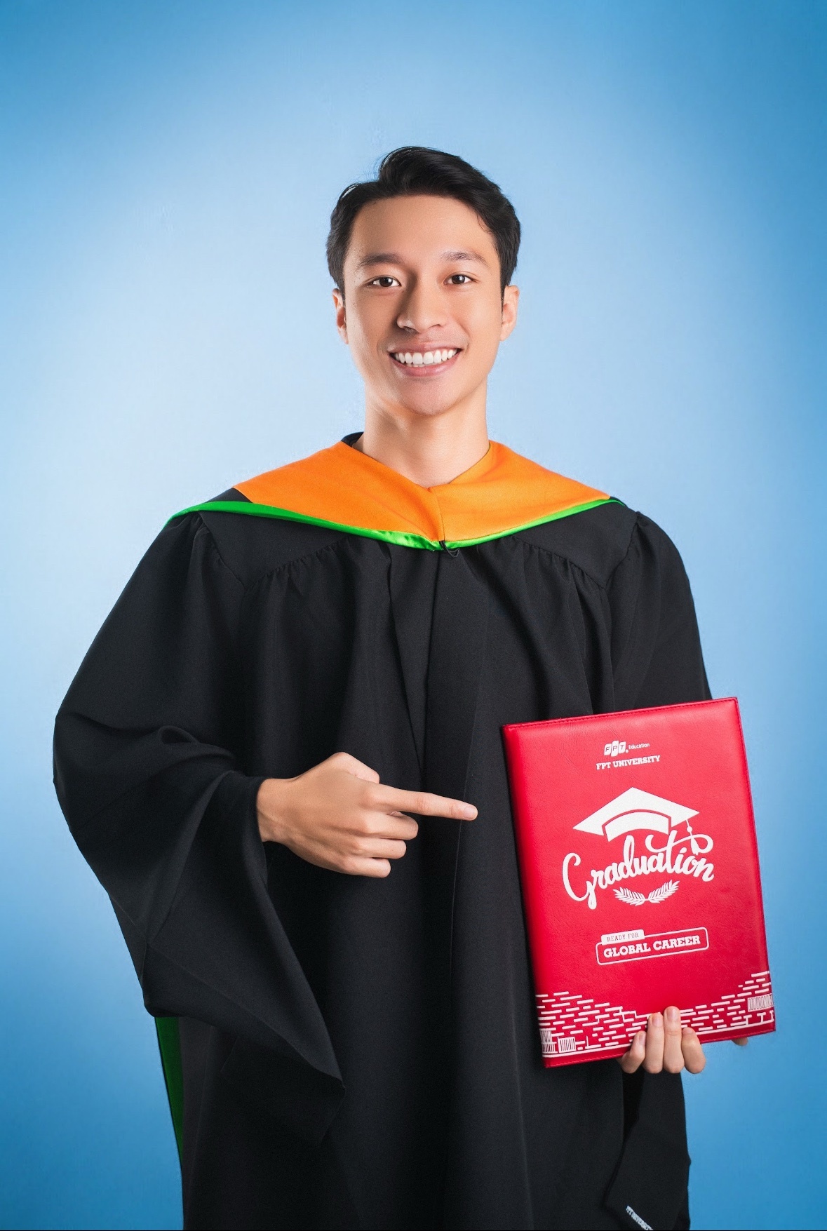 <p class="Normal" style="text-align:justify;"> Đam mê bóng đá từ nhỏ, Hân dành nhiều thời gian cho sân cỏ khi trở thành sinh viên Đại học FPT. Tham gia CLB bóng đá FFC, Hân được tập luyện cùng huấn luyện viên hai buổi mỗi tuần, xen kẽ những trận giao hữu với các đội trong và ngoài trường. Những buổi tập đều đặn giúp Hân tiến bộ về kỹ năng và học cách phối hợp cùng đồng đội.</p> <p class="Normal" style="text-align:justify;"> “Có thể nói quãng thời gian sinh viên của mình gắn liền với sân cỏ, tuần nào cũng có bóng đá nên kỷ niệm cũng rất nhiều”, Hân nhớ lại.</p>