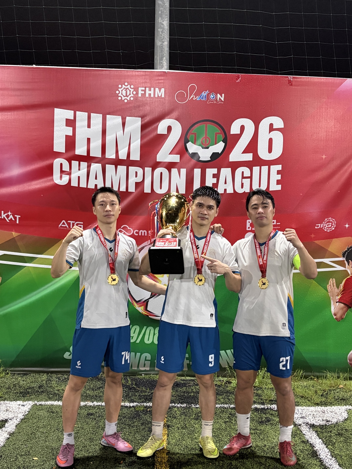 <p class="Normal" style="text-align:justify;"> Trong công việc tại FHM.ADG, Phần mềm FPT, Hân cũng từng trải qua cảm giác vui như ghi được một bàn thắng quan trọng. Đó là lần cả nhóm gặp một lỗi khó xác định nguyên nhân. Sau nhiều lượt kiểm tra nhật ký hệ thống, rà soát luồng xử lý và thử các hướng khác nhau, Hân tìm ra vấn đề rồi cùng đồng nghiệp khắc phục thành công. Với Hân, niềm vui khi ấy đến từ việc những nỗ lực của mình và cả nhóm cuối cùng đã mang lại kết quả.</p>
