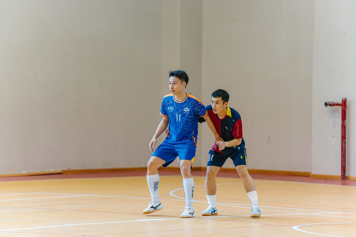 <p class="Normal" style="text-align:justify;"> Ở trận gặp đội bóng FHO tại FPT Futsal HCM 2026, Hân có cơ hội ghi bàn vào những phút cuối khi tỷ số đang hòa, nhưng dứt điểm không thành công. Hân kể, bản thân phải xem đi xem lại đoạn clip, rồi tiếc vì chưa xử lý bình tĩnh hơn. “Biết đâu lần tới gặp tình huống tương tự mình sẽ làm tốt hơn và mang niềm vui về cho cả đội”, Hân gác lại cảm giác tiếc nuối.</p>