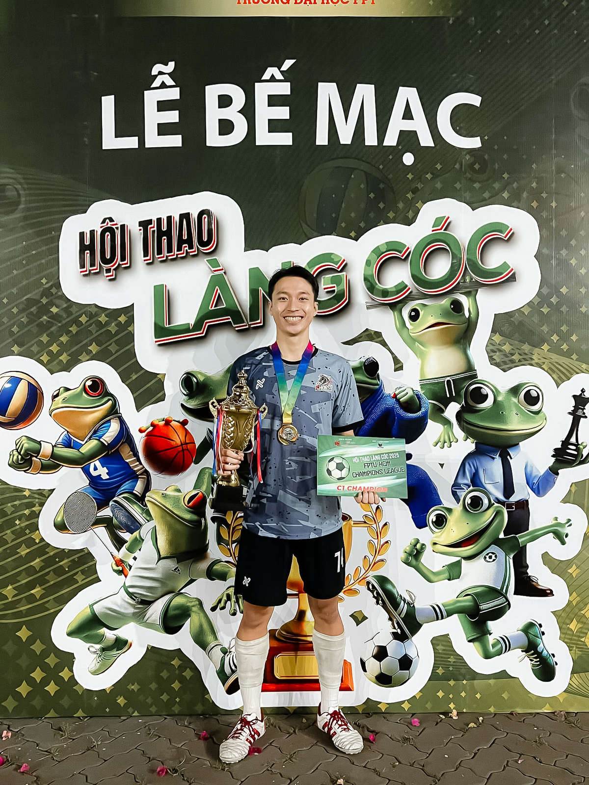 <p class="Normal" style="text-align:justify;"> Hiện nay, việc tham gia hai giải đấu diễn ra đồng thời khiến Hân phải chủ động sắp xếp thời gian giữa công việc, tập luyện và thi đấu. Hân ưu tiên hoàn thành công việc trong ngày, sau đó dành thời gian buổi tối cho sân bóng, đồng thời chú ý nghỉ ngơi để giữ thể trạng. Những giai đoạn lịch làm việc và thi đấu cùng dày lên, sự hỗ trợ từ đồng nghiệp, đồng đội giúp Hân cân bằng các đầu việc và duy trì đam mê.</p>