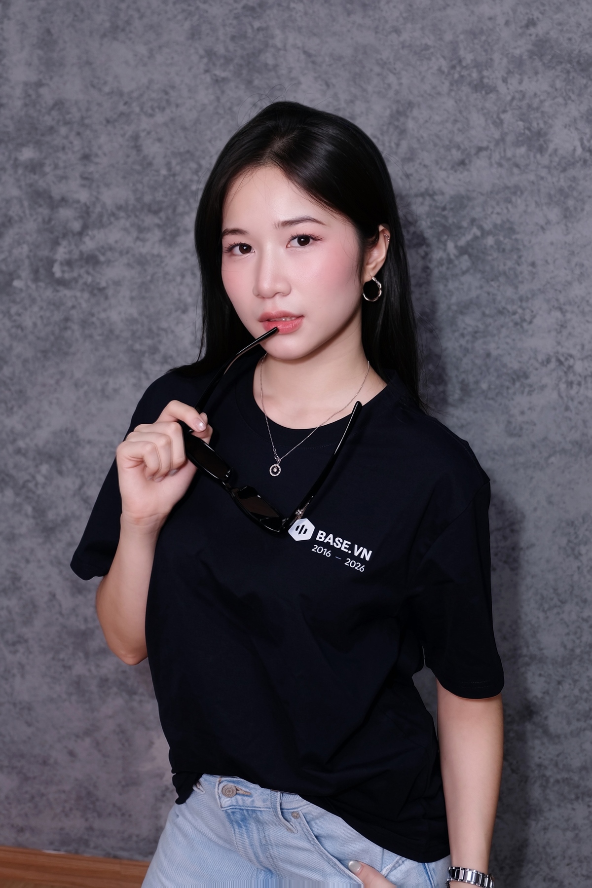 <p class="Normal"> Năng động, cởi mở và không ngại thử sức là những nét tính cách dễ nhận thấy ở Mộng Thị Yến, chuyên viên Phát triển khách hàng doanh nghiệp, Trung tâm Doanh thu, Base.vn. Với Yến, cuộc sống luôn thú vị khi có những điều mới để khám phá, những người bạn mới để gặp gỡ và những thử thách để chinh phục. Dù trong công việc hay cuộc sống, cô gái trẻ đều muốn tận dụng cơ hội để học hỏi và làm giàu trải nghiệm.</p>