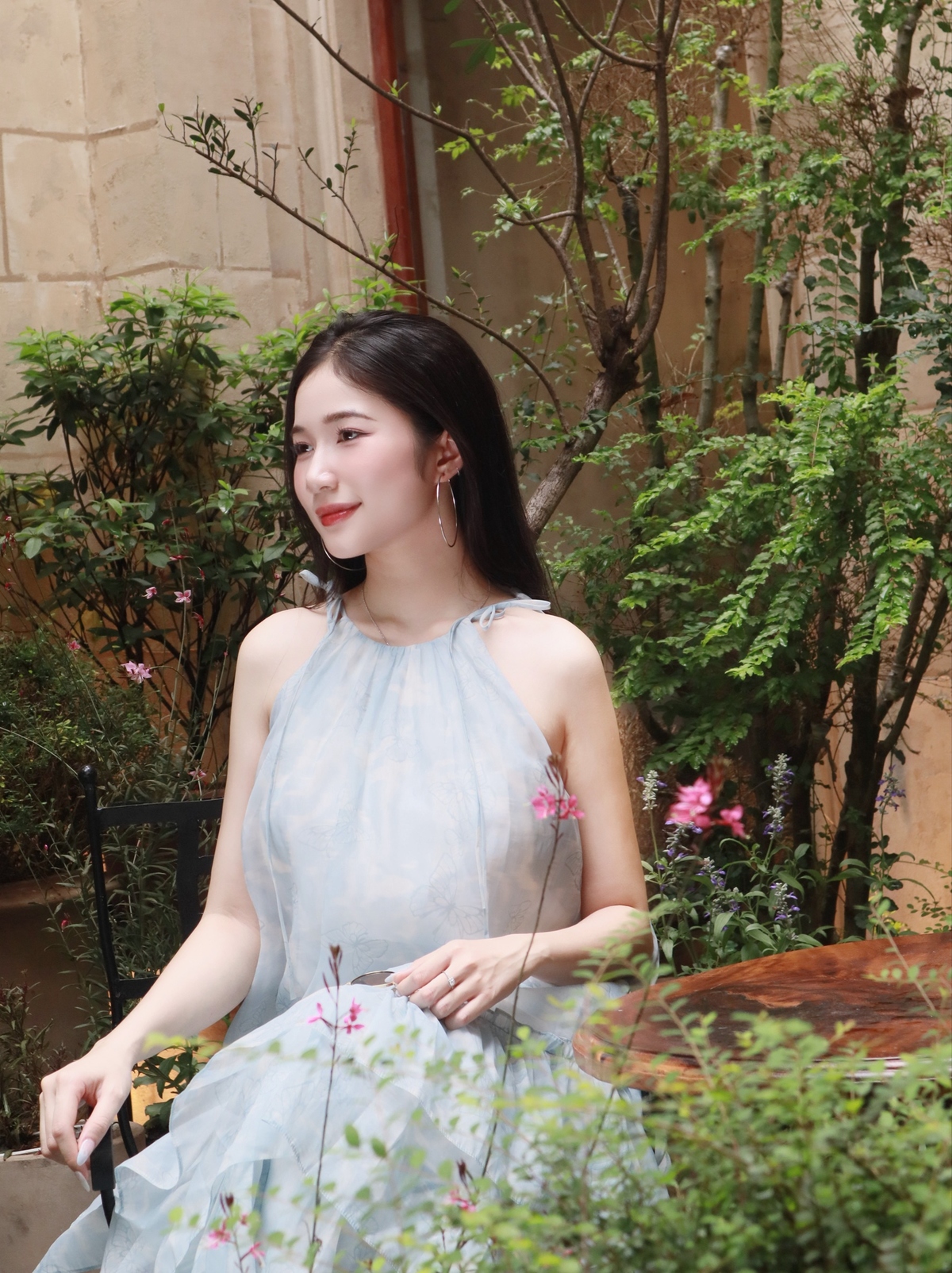 <p class="Normal"> Trong công việc phát triển khách hàng, Yến thường xuyên sử dụng AI để nghiên cứu thị trường, tìm hiểu doanh nghiệp và gợi mở cách tiếp cận phù hợp. Với cô, AI không chỉ giúp xử lý thông tin nhanh hơn mà còn khuyến khích tư duy đa chiều, đặt thêm những câu hỏi mới. Tuy nhiên, Yến tin rằng công nghệ không thể thay thế sự kết nối giữa người với người. “Để thực sự hiểu khách hàng, vẫn cần sự lắng nghe, thấu cảm và kết nối chân thành”, cô chia sẻ.</p>