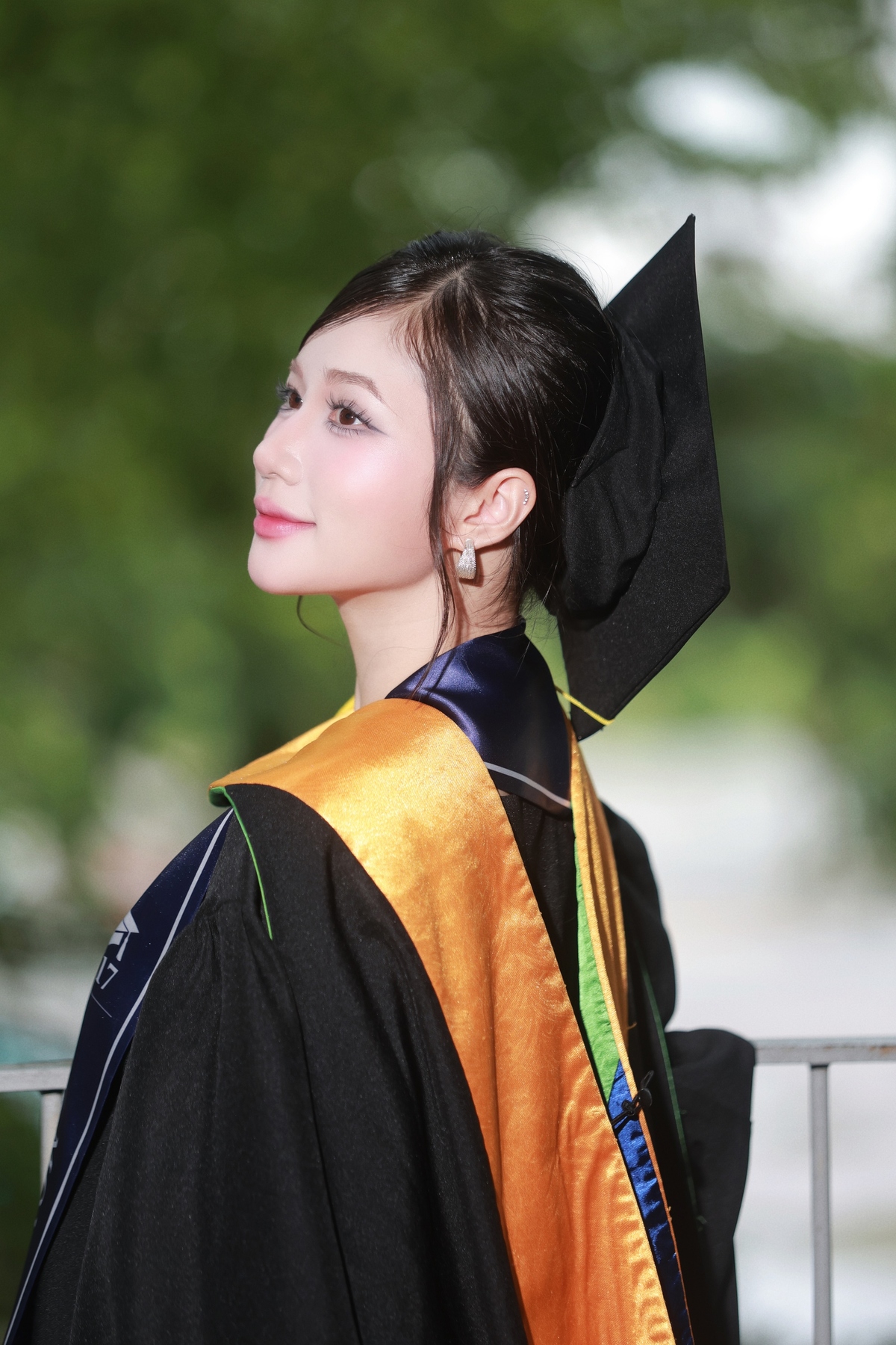 <p class="Normal"> Ít ai biết hành trình của Yến với FPT đã bắt đầu từ 4 năm học tại Trường Đại học FPT. Môi trường trẻ trung, năng động và giàu trải nghiệm giúp cô mạnh dạn khám phá bản thân, kết nối bạn bè và thử sức với nhiều hoạt động. Sau khi tốt nghiệp, Yến tiếp tục có cơ duyên đồng hành cùng FPT trong vai trò một thành viên Base.vn. “Nếu 4 năm đại học giúp mình dám trải nghiệm, thì gần một năm tại Base.vn chính là hành trình biến những trải nghiệm ấy thành bản lĩnh trong công việc”, Yến bày tỏ.</p>