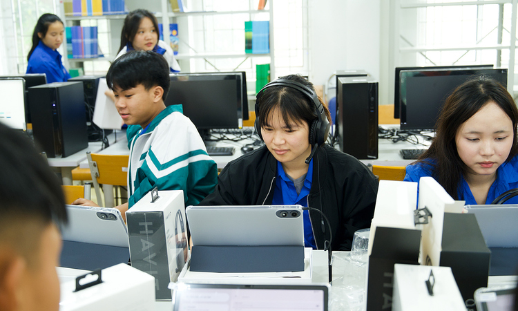 Thêm thư viện FPT 38 đến với học sinh Lai Châu