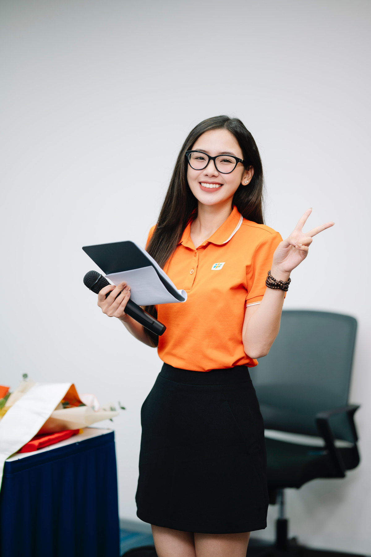 <p class="Normal" style="text-align:justify;"> Trước khi là thành viên tại nhà Phần mềm, Đỗ Huyền Linh đã có gần một thập kỷ lớn lên trong nhà F. Từ THPT FPT Hòa Lạc, Đại học FPT đến môi trường công sở, mỗi chặng đường đều hiện hữu những bài học, trải nghiệm và cả cơ hội trưởng thành. “FPT không chỉ là nơi học hay nơi làm việc mà là nơi mình lớn lên”, Linh chia sẻ. Giờ đây, trong vai trò Chuyên viên Hội nhập và Trải nghiệm nhân viên, cô lại góp phần giúp trải nghiệm của đồng đội nhà F thêm sống động và đặc biệt.</p>