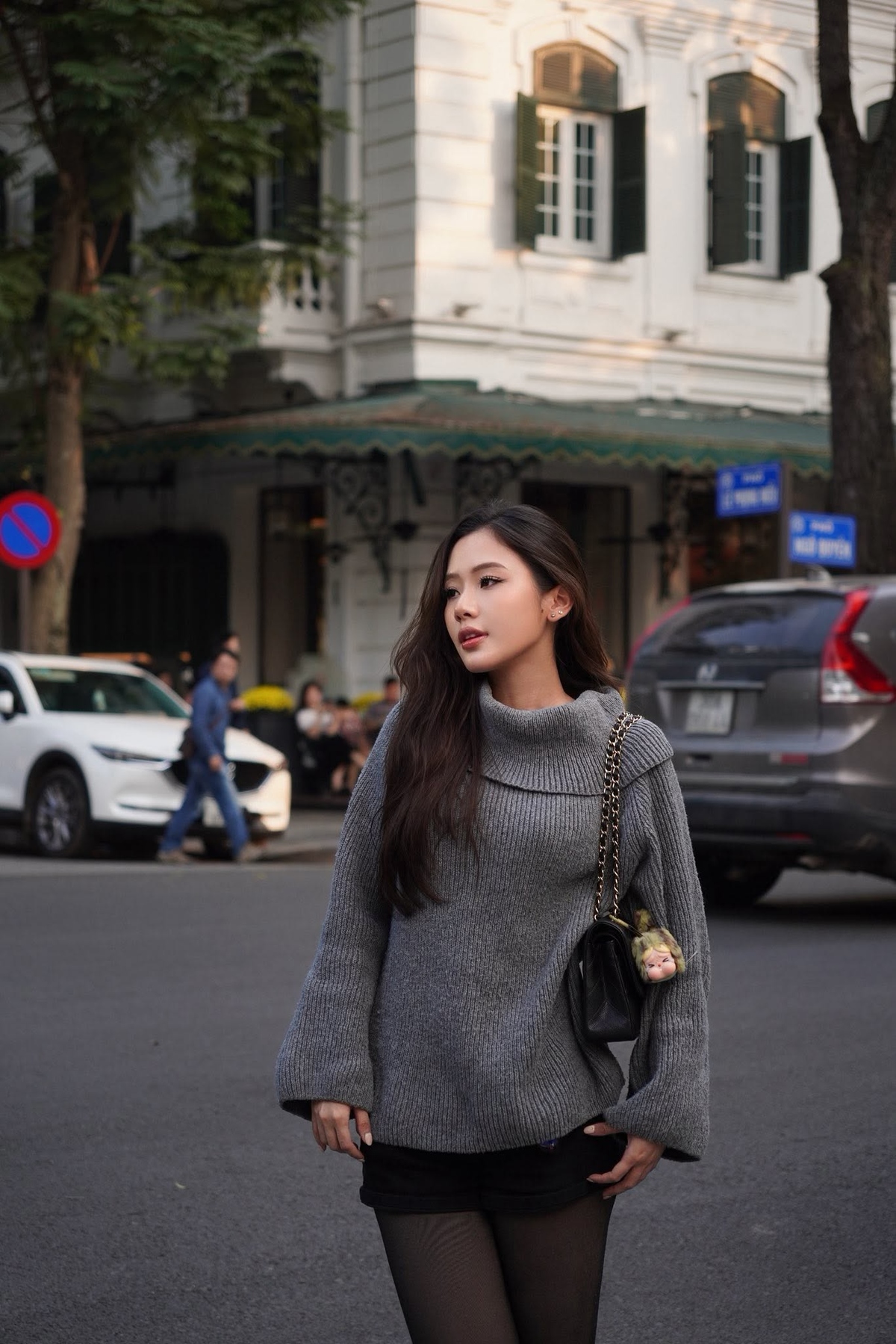 <p class="Normal" style="text-align:justify;"> Chia sẻ về dự định tương lai, Linh thổ lộ bản thân có những điều muốn tiếp tục học để phát triển nghề nghiệp. Cô dự định tìm hiểu thêm về AI và các kỹ năng chuyên môn để áp dụng vào công việc, rồi chia sẻ cùng đội ngũ. “Gần một thập kỷ trôi qua rồi, thế nhưng mình vẫn còn rất nhiều điều muốn học nữa”, Linh bày tỏ. Từ cô học sinh được trao cơ hội đến người giúp đồng nghiệp mới bớt bỡ ngỡ, cô đang tiếp nối sự đồng hành mình từng nhận được bằng những việc nhỏ mỗi ngày.</p>