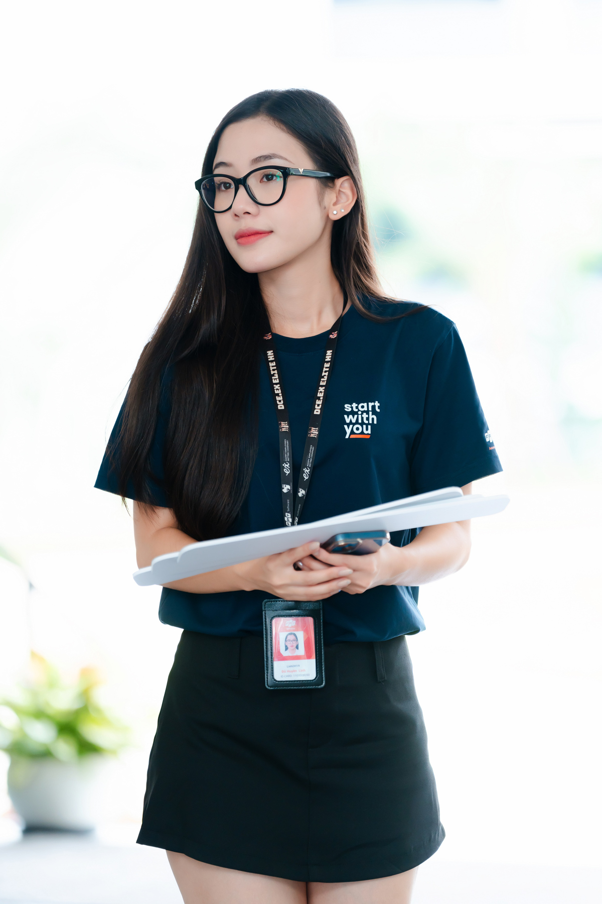 <p class="Normal" style="text-align:justify;"> Ngày rời giảng đường Đại học FPT để gia nhập nhà Phần mềm, Linh mang theo cảm giác thân thuộc của màu áo cam, nhưng cũng sớm nhận ra sự khác biệt giữa học tập và công việc. Nếu ở trường, cô được thử và sai trong một môi trường an toàn, thì khi đi làm, mỗi việc đều gắn với kết quả và những con người cụ thể.</p>