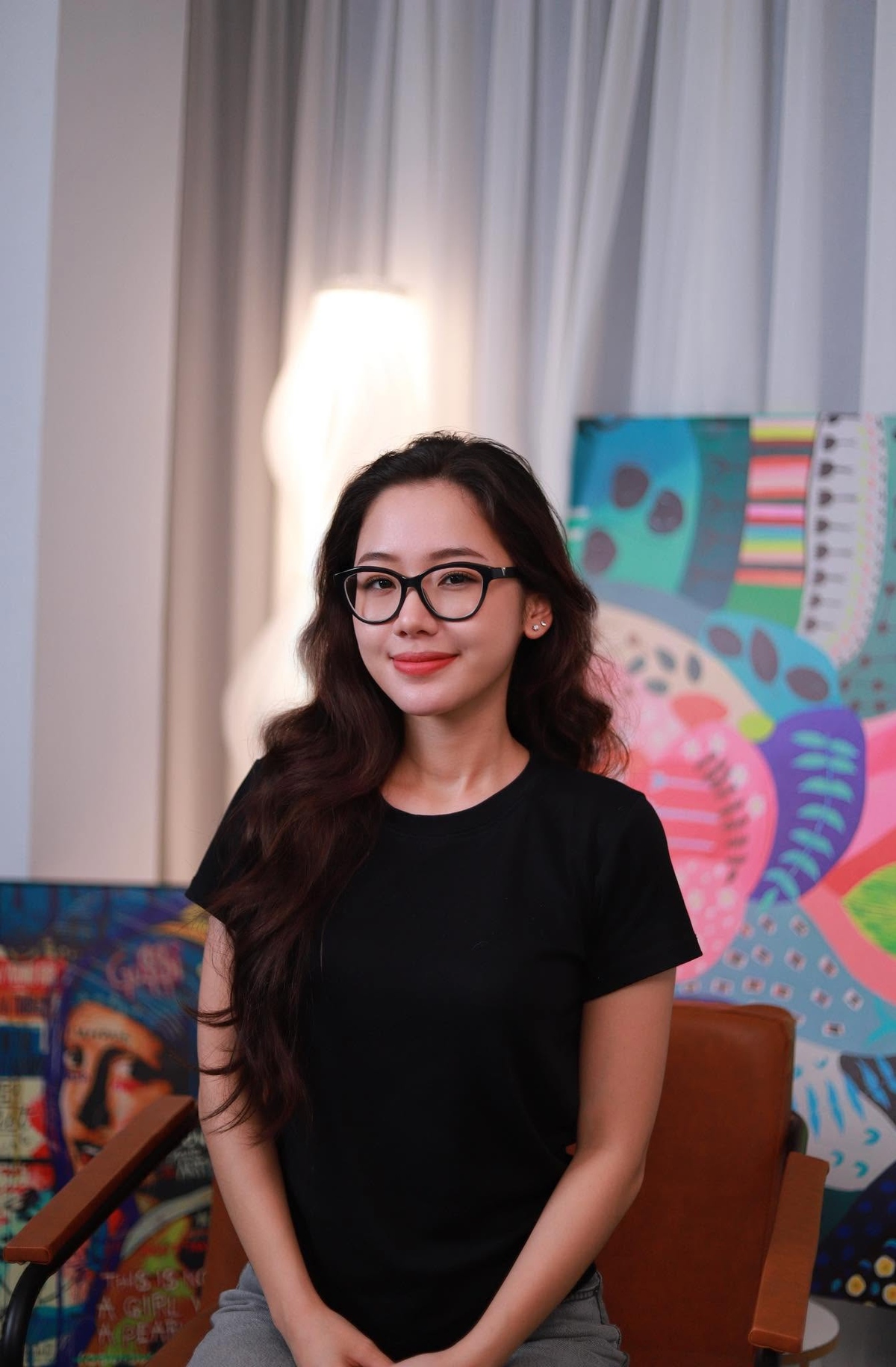 <p class="Normal" style="text-align:justify;"> Trong hành trình ấy, Linh có cơ hội phát huy sở thích kết nối không khí qua vai trò MC. Từng làm VJ tại Relab, kênh đánh giá sản phẩm công nghệ, cô đã quen với máy quay và thể hiện trước đám đông. Linh đảm nhiệm vai trò MC tại các workshop, các chương trình văn hóa, giải thể thao và sự kiện tổng kết của đơn vị. Mỗi lần cầm mic đều cho cô cơ hội để gặp gỡ, trò chuyện và kết nối đồng nghiệp.</p>
