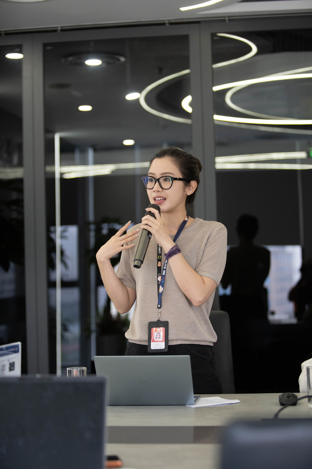 <p class="Normal" style="text-align:justify;"> Dấu mốc Linh nhớ mãi là lần dẫn chương trình Global Internship bằng tiếng Anh, kết nối các bạn thực tập sinh từ nhiều quốc gia khác nhau. Linh thổ lộ, khi đó cô chưa có nhiều kinh nghiệm, chỉ biết cố gắng làm hết sức mình để đáp lại cơ hội được trao. Những phản hồi tích cực sau chương trình giúp Linh tự tin hơn, đồng thời cảm nhận rõ giá trị mình mang lại. Sự tin tưởng của người đi trước đã giúp cô tiến thêm một bước trong hành trình khám phá chính mình.</p>