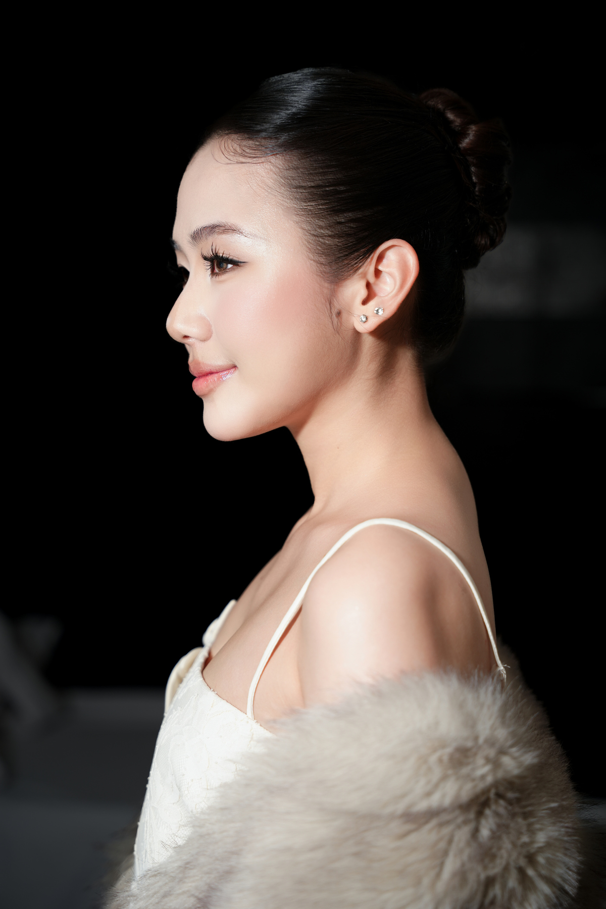 <p class="Normal" style="text-align:justify;"> Dù là người nhiều năng lượng trên sân khấu, khi rời công việc, cô lại là người trầm tính và thích quan sát. Cô dành thời gian đọc về tâm lý, cảm xúc con người, chăm chút nhà cửa và góc pha cà phê, trà riêng để tự làm những thức uống yêu thích. “Nhưng cả hai đều là mình”, Linh nói về hai nét tính cách ấy. Những sở thích đời thường giúp cô hiểu bản thân, giữ cân bằng và trân trọng các cuộc trò chuyện. Đó cũng là điều cô mang vào công việc kết nối mỗi ngày.</p>