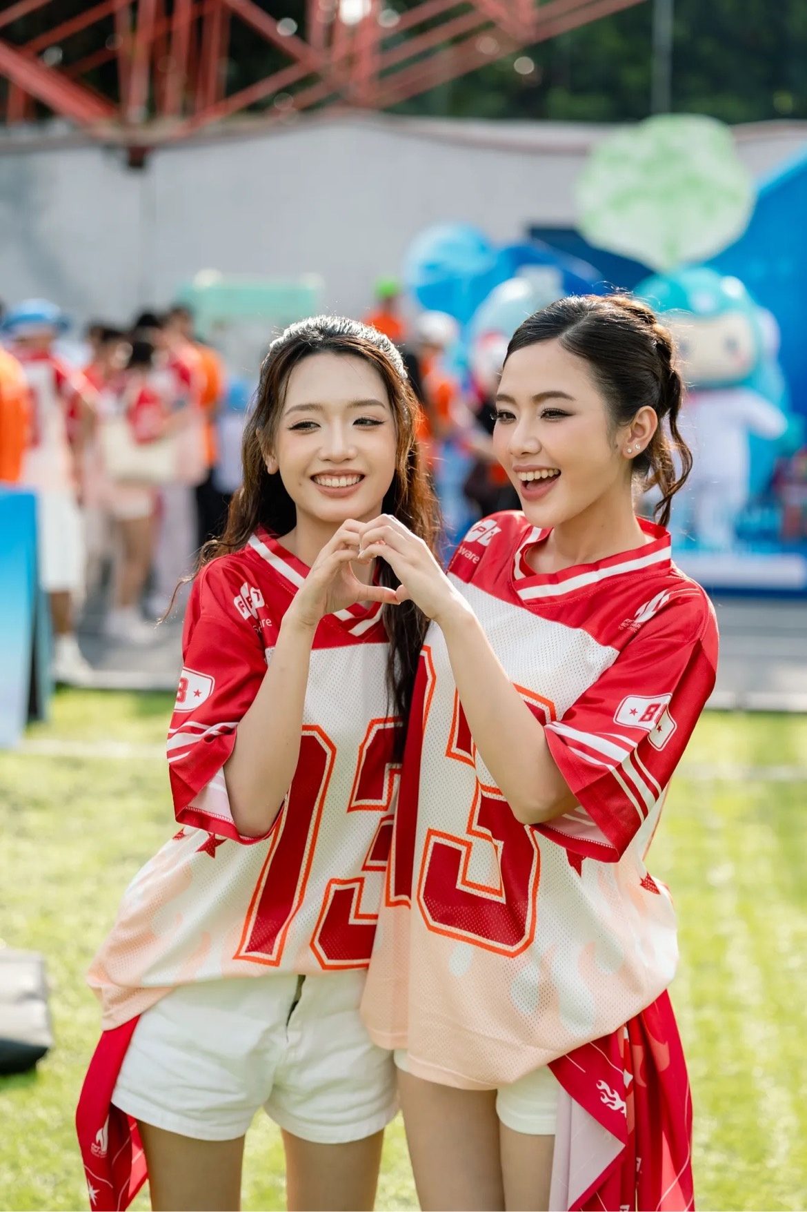 <p class="Normal" style="text-align:justify;"> Với Linh, kết nối con người chính là lý do cô chọn công việc Hội nhập và Trải nghiệm nhân viên. Một ngày của cô có thể bắt đầu bằng việc chuẩn bị chương trình, tìm hiểu mong muốn của cán bộ nhân viên hoặc phối hợp cùng bộ phận nhân sự đón người mới. Phụ trách fanpage Trải nghiệm nhân viên và điều phối đội ngũ fanpage ba miền, cô còn lên ý tưởng, viết kịch bản, thiết kế ấn phẩm. Niềm vui đến khi ý tưởng trên trang giấy trở thành một hoạt động hay nội dung được đồng nghiệp yêu thích.</p>