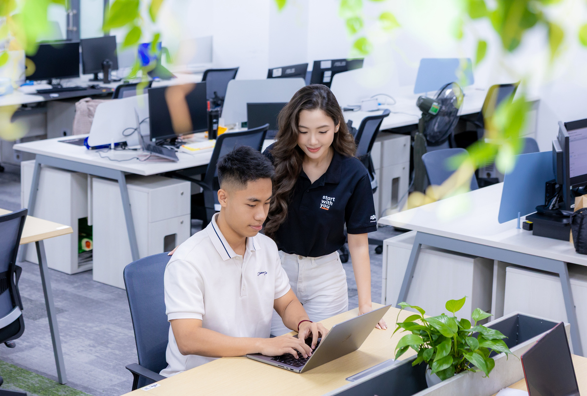 <p class="Normal" style="text-align:justify;"> Khi nói chuyện với những người mới gia nhập công ty, Linh luôn nhớ cảm giác bỡ ngỡ của chính mình ngày đầu đi làm. Cô chủ động nhắn tin trước buổi hội nhập, giải đáp những câu hỏi mà các bạn còn ngại nói và giúp đồng nghiệp cùng dự án làm quen. “Mình luôn muốn các bạn mới thấy rằng có người đang chờ họ”, cô chia sẻ. Chính vì vậy, Linh được đồng nghiệp đặt biệt danh “tổng đài chị Thỏ Ngọc”, vì "không biết gì chỉ cần hỏi LinhDH19". Từ đó, Linh dùng luôn cách gọi ấy khi giới thiệu bản thân.</p>