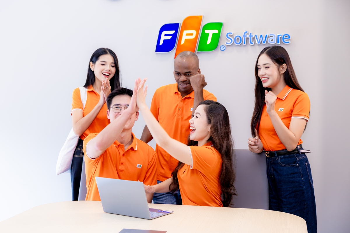 <p class="Normal" style="text-align:justify;"> Linh cho rằng, sự gắn kết đôi khi bắt đầu từ những cuộc trò chuyện riêng. Cô từng gặp một đồng nghiệp nước ngoài khá hướng nội, ngại tham gia các chương trình trải nghiệm nhân viên. Sau vài lần trao đổi, anh dần thoải mái hơn, bắt đầu tò mò về các hoạt động và quay lại hỗ trợ cô.</p> <p class="Normal" style="text-align:justify;"> Với Linh, mỗi người cần một cách tiếp cận khác nhau, vì những đồng nghiệp "hướng nội" cũng có thể chia sẻ rất sâu khi được đồng cảm. Khoảnh khắc họ cởi mở và tìm thấy sự kết nối khiến Linh cảm nhận rõ ý nghĩa công việc của bản thân.</p>