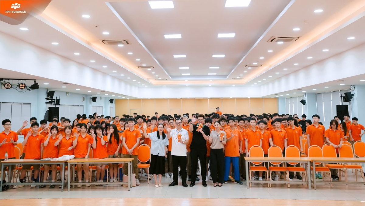 <p class="Normal" style="text-align:justify;"> Không chỉ đồng hành cùng nhân sự mới, Linh cũng tham gia chia sẻ với những bạn học sinh đang đứng trước lựa chọn nghề nghiệp khi trở lại THPT FPT. Trở lại trường với một vai trò khác, cô thấy vừa quen vừa lạ. Điều Linh tâm đắc nhất khi chia sẻ cho các bạn học sinh, đó là những giá trị của trí thông minh cảm xúc, tư duy sáng tạo và cách sống trách nhiệm với những quyết định của bản thân.</p>
