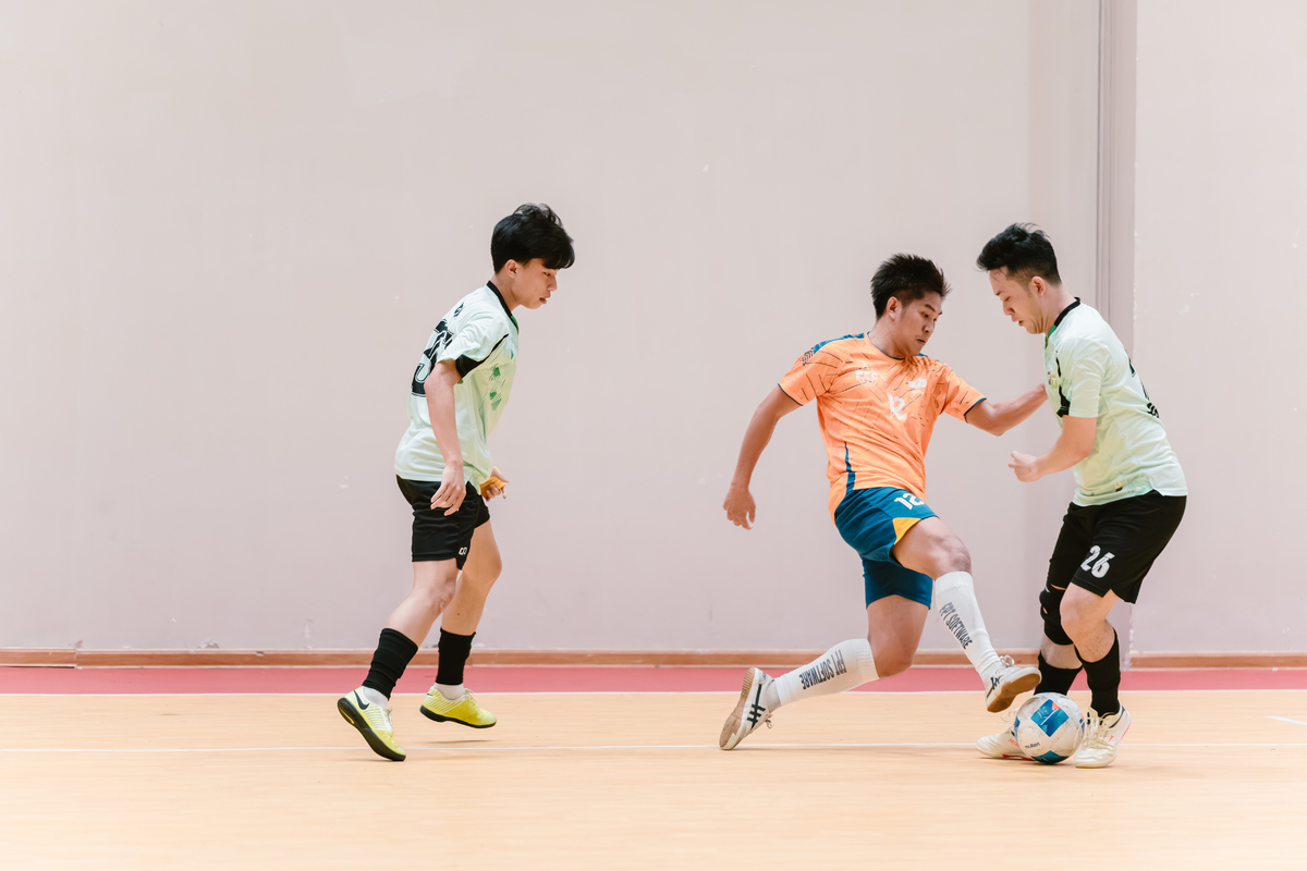 <p class="Normal" style="text-align:justify;"> Ở bảng D, FSOFT 2 &lpar;áo cam&rpar; bước vào trận gặp Liên quân FCI & FO &lpar;áo xanh&rpar; với mục tiêu giành trọn 3 điểm để chắc suất tứ kết. Đội bóng Phần mềm chủ động gây sức ép ngay từ đầu và nhanh chóng có thành quả. Phút 4, từ một tình huống xuất phát sau quả phạt góc, Bùi Minh Quân ghi bàn mở tỷ số 1-0.</p>
