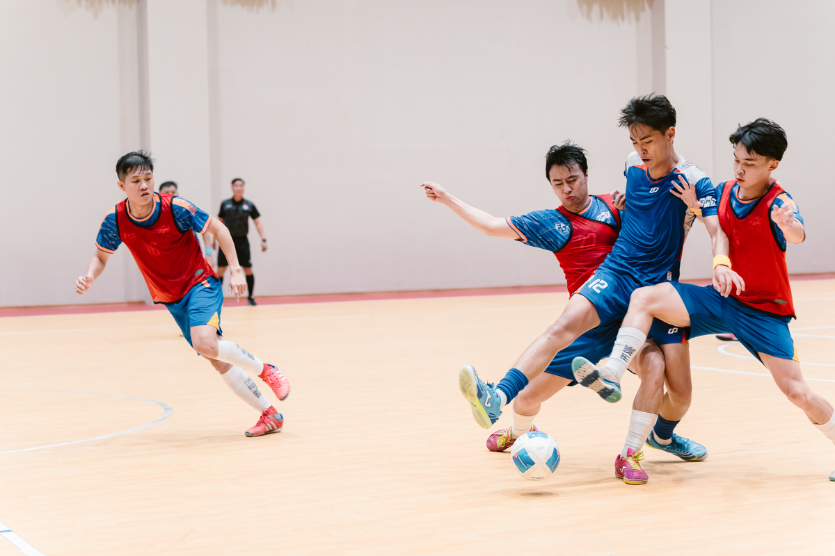 <p class="Normal" style="text-align:justify;"> Tại bảng C, FSOFT 1 &lpar;áo bib đỏ&rpar; sớm thể hiện quyết tâm trước FEDU 2 &lpar;áo xanh&rpar; khi liên tục gây sức ép ngay từ những phút đầu. Nguyễn Huy Hùng mở tỷ số cho đội Phần mềm ở phút 3, nhưng FEDU 2 không để đối thủ dễ dàng kiểm soát trận đấu. Phút 16, Nguyễn Đức Trung tận dụng cơ hội phản công để gỡ hòa 1-1, đưa trận đấu trở lại thế cân bằng trước giờ nghỉ.</p>