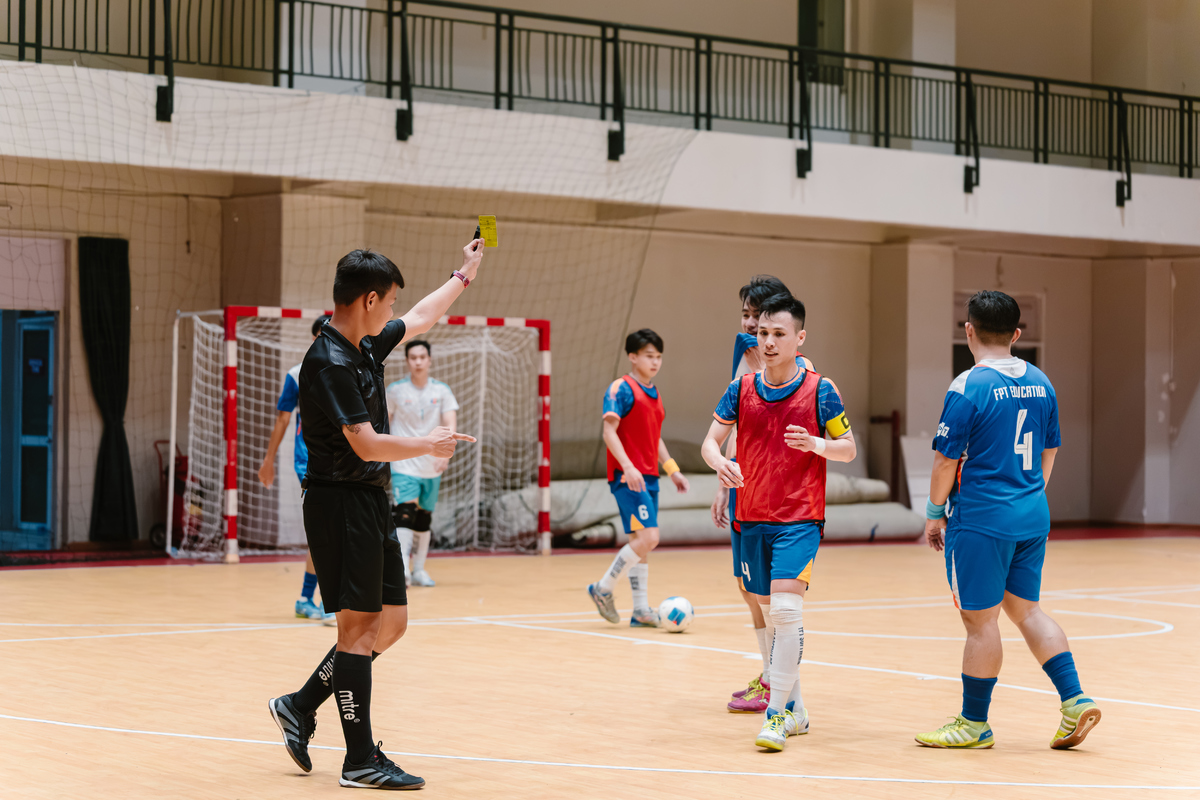 <p class="Normal" style="text-align:justify;"> Sang hiệp hai, FSOFT 1 tăng tốc và nhanh chóng tạo ra khác biệt. Nguyễn Hải Nam ghi liền hai bàn ở phút 30 và 32, giúp đội bóng Phần mềm dẫn 3-1. Trong thế buộc phải tìm bàn, FEDU 2 dồn sức power-play, đưa cả 5 cầu thủ lên tấn công. Khoảng trống phía sau lập tức bị FSOFT 1 khai thác và Trần Ngọc Hân ghi bàn phút 38 khi khung thành đối phương chưa kịp được bảo vệ, khép lại chiến thắng 4-1.</p>