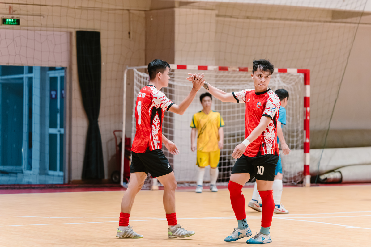 <p class="Normal" style="text-align:justify;"> “Cơn mưa bàn thắng” tiếp tục trong hiệp hai. Phạm Phú Tài, Đỗ Ngọc Phi và Phan Hữu Phúc liên tục điền tên lên bảng tỷ số, bên cạnh một tình huống phản lưới của cầu thủ áo xanh. Phạm Phú Tài và Phan Hữu Phúc cùng hoàn tất hat-trick, Đỗ Ngọc Phi lập cú đúp, đưa FTEL 2 tới chiến thắng 10-0. Với 6 điểm tuyệt đối cùng 19 bàn sau hai trận, FTEL 2 khép lại vòng bảng bằng ngôi đầu bảng A.</p>