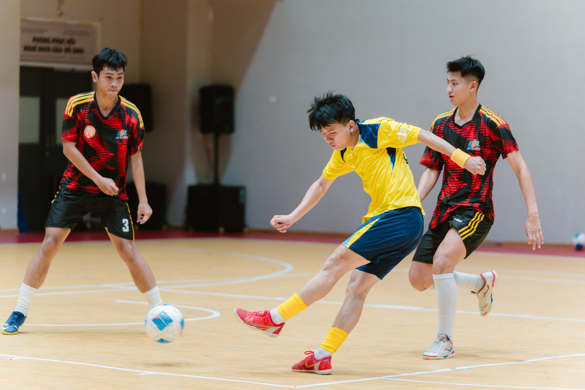 <p class="Normal" style="text-align:justify;"> FEDU 1 &lpar;vàng&rpar; tạo lợi thế lớn trong cuộc đối đầu FPTs &lpar;đỏ đen&rpar; nhờ quãng thời gian bùng nổ cuối hiệp một. Nguyễn Đức Minh mở tỷ số phút 16, trước khi Nguyễn Quốc Huy và Nguyễn Ngọc Thanh Phú lần lượt lập công ở phút 18 và 21. Chỉ trong 5 phút, đội bóng Giáo dục đã tạo cách biệt 3 bàn trước đối thủ.</p>