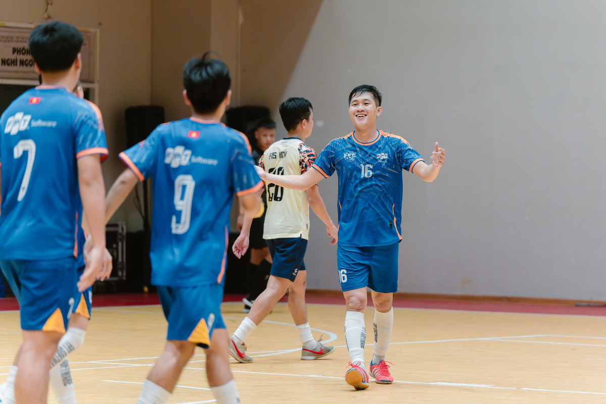<p class="Normal" style="text-align:justify;"> FPT IS không dễ dàng buông trận. Phút 36, Nguyễn Ngọc Thiện tận dụng cơ hội phản công để rút ngắn còn 1-2, buộc FSOFT 1 phải tiếp tục duy trì sức ép. Trong thế cần bàn gỡ, FPT IS chuyển sang power-play, đưa thêm người lên tham gia tấn công. Khoảng trống phía sau được FSOFT 1 khai thác và Nguyễn Hồ Thành Nghĩa ghi bàn thứ hai ở phút 40, ấn định chiến thắng 3-1.</p>