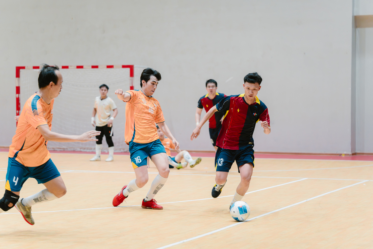 <p class="Normal" style="text-align:justify;"> FSOFT 2 &lpar;cam&rpar; tạo màn thị uy mạnh nhất vòng tứ kết trước đội bóng trẻ trung FHO &lpar;đỏ xanh&rpar;. Ngay phút 4, Lê Văn Đức mở tỷ số bằng cú sút xa uy lực. Đến phút 20, cầu thủ số 8 tiếp tục tận dụng đường chuyền lỗi gần khung thành để nâng tỷ số lên 2-0, trước khi hoàn tất hat-trick chỉ một phút sau khi hiệp hai bắt đầu.</p>