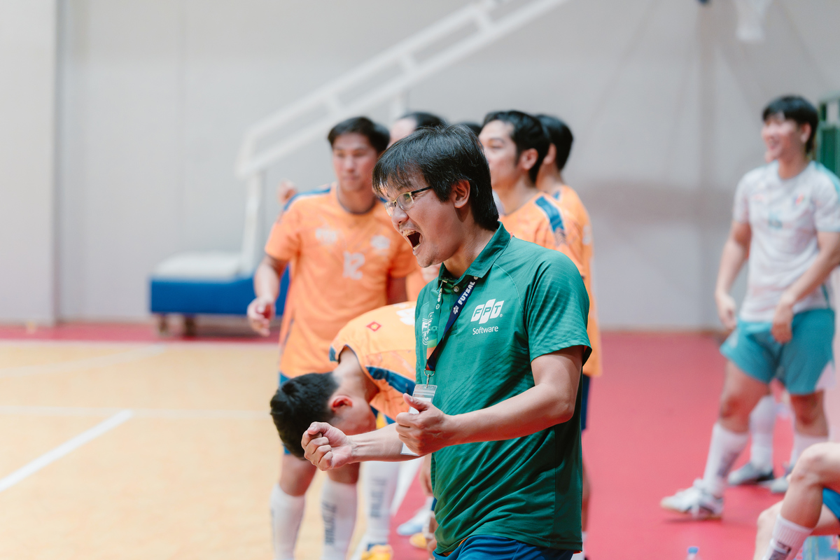 <p class="Normal" style="text-align:justify;"> FHO rút ngắn tỷ số ở phút 28 nhờ tình huống penalty thành công của Nguyễn Đình Thi, nhưng FSOFT 2 lập tức tăng tốc. Lê Hoàng Minh ghi bàn phút 30, Đặng Quốc Vương đưa bóng vào khung thành bỏ trống một phút sau đó. Khi FHO tiếp tục dâng cao đội hình, Lê Hoàng Minh tận dụng thêm khoảng trống ở phút 34 để hoàn tất chiến thắng 6-1, đưa FSOFT 2 vào bán kết với màn trình diễn thuyết phục.</p>