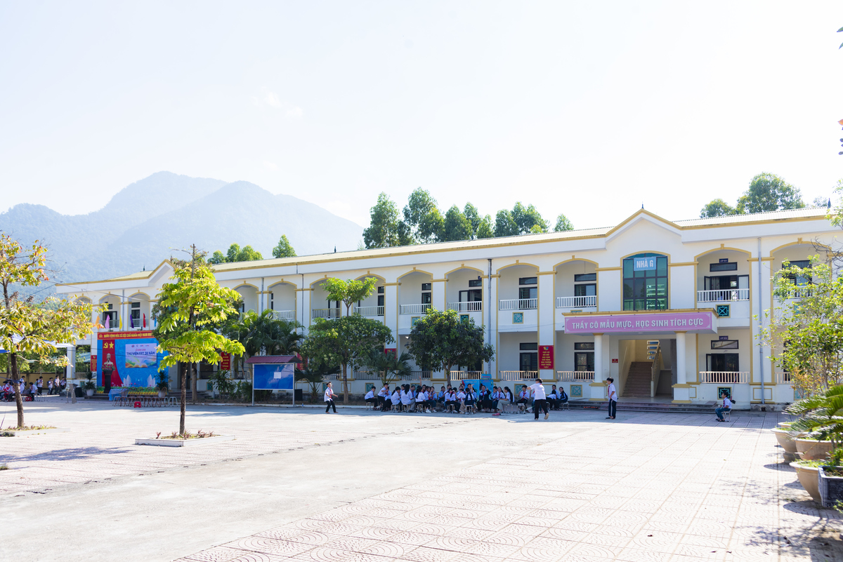 <p class="Normal" style="text-align:justify;"> Khi Hà Nội còn chưa thức giấc, đoàn thiện nguyện FPT đã rời FPT Tower, hướng về THCS Đạo Trù - phân hiệu Vĩnh Thành. Đoàn có anh Nguyễn Thế Phương - Phó Tổng Giám đốc FPT, chị Trần Thị Thu Hà - Chủ tịch Công đoàn FPT, anh Vũ Anh Tú - Giám đốc FPT UAV, chị Phạm Thị Quỳnh Vi - Giám đốc Chất lượng FPT, chị Nguyễn Xuân Tú - Giám đốc Quỹ Hy Vọng, anh Nguyễn Khánh Tiệp - Phó Giám đốc Nhân sự FPT cùng nhiều CBNV FPT.</p>