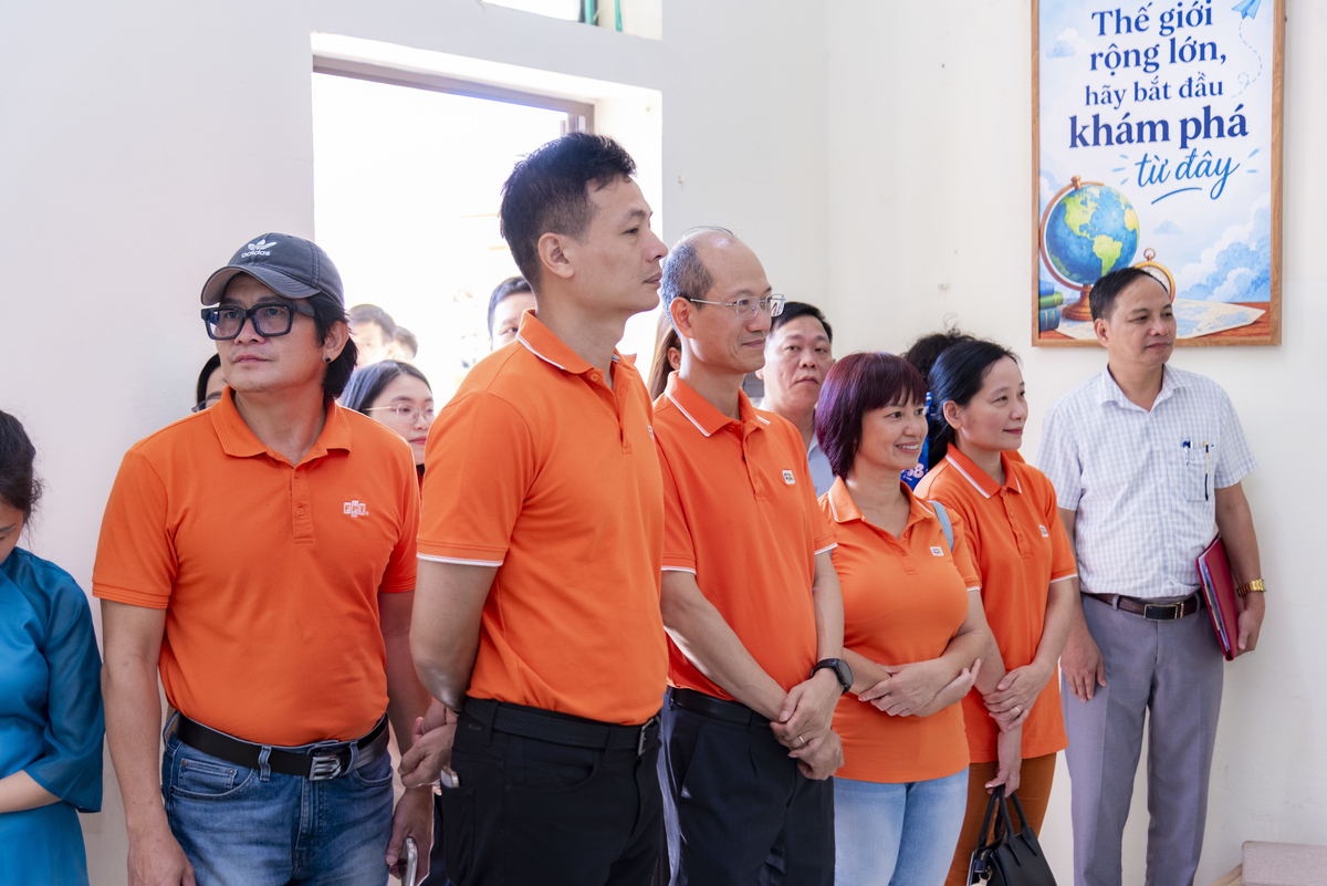 <p class="Normal" style="text-align:justify;"> 8h30, đoàn có mặt tại phân hiệu Vĩnh Thành. Không khí vùng núi mát mẻ, nắng thu dễ chịu. Những gương mặt học sinh còn rụt rè, bẽn lẽn khi gặp các cô chú FPT trong màu áo cam, nhưng ánh mắt nhanh chóng ánh lên sự tò mò, vui tươi. Những cái vẫy tay “xin chào” còn e ấp cũng đủ làm buổi sáng vùng cao thêm rộn ràng.</p>