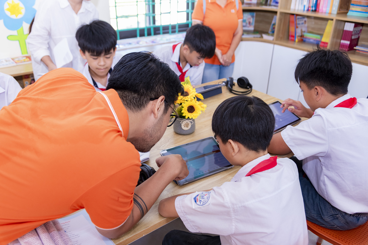 <p class="Normal" style="text-align:justify;"> Chương trình hỗ trợ thư viện gồm cải tạo không gian, bổ sung 1.000 đầu sách theo nhu cầu nhà trường, 15 máy tính bảng cùng tai nghe và các tài khoản học tập trực tuyến. Hơn 500 phần quà là đồ dùng học tập cũng được gửi tới toàn bộ học sinh của trường. Tổng mức hỗ trợ của chương trình là 250 triệu đồng.</p>