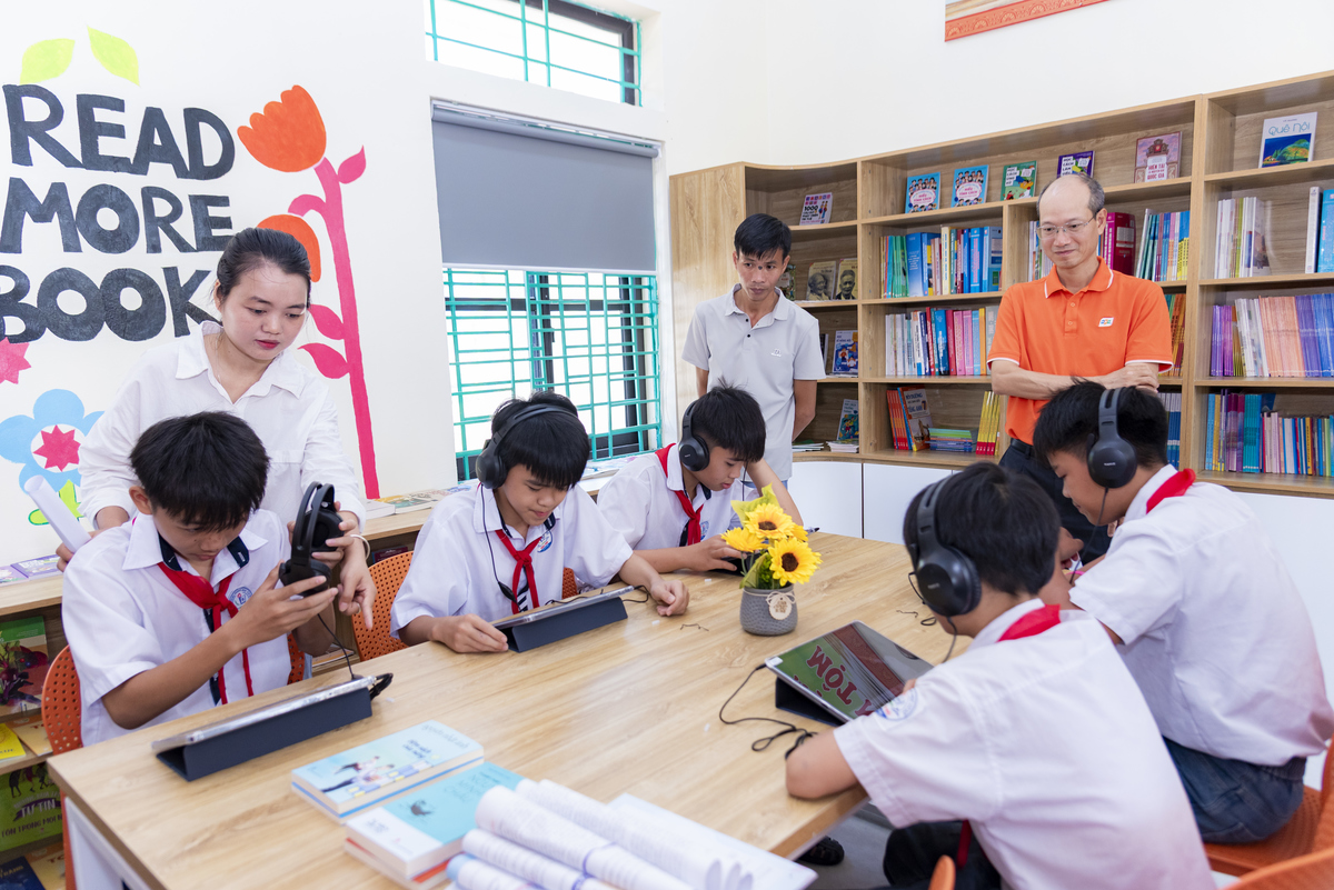 <p class="Normal" style="text-align:justify;"> Sau khi vận chuyển sách, thiết bị và những phần quà vào trường, đoàn bắt đầu chuyến thăm bằng việc khám phá chính không gian thư viện vừa được FPT chung tay làm mới. Từ một nơi phục vụ việc đọc sách, thư viện được bổ sung bàn ghế, tủ sách, điều hòa, rèm chắn sáng, sách mới và các thiết bị công nghệ, hướng tới trở thành không gian học tập hiện đại, gần gũi hơn với học sinh.</p>