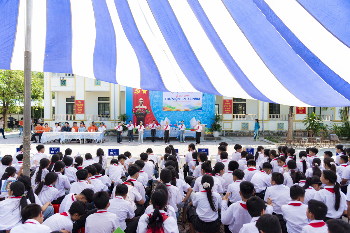 <p class="Normal" style="text-align:justify;"> 10h, chương trình trao tặng thư viện chính thức diễn ra.</p>
