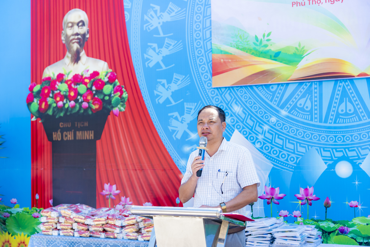 <p class="Normal" style="text-align:justify;"> Phát biểu tại buổi lễ, thầy Đỗ Anh Tuấn - Phó Hiệu trưởng nhà trường - ví thư viện điện tử như một “chiếc cầu nối số”, giúp học sinh Vĩnh Thành tiếp cận dòng chảy tri thức rộng lớn hơn. Theo thầy, món quà không chỉ nằm ở những thiết bị hay đầu sách, mà còn là sự truyền lửa, niềm tin vào giáo dục và cơ hội để học sinh vùng khó khăn khám phá những chân trời mới.</p>