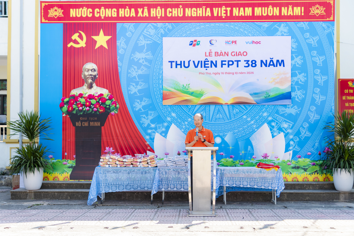 <p class="Normal" style="text-align:justify;"> Với anh Nguyễn Thế Phương - Phó Tổng Giám đốc FPT, chuyến đi về Đạo Trù cũng là dịp trở lại với ký ức tuổi học trò của chính mình. Anh kể, gần 45 năm trước, khi còn ngồi trên ghế phổ thông, việc tiếp cận sách vở còn hạn chế. Một cuốn sách hay khi ấy có thể được đọc đi đọc lại, truyền tay từ người này sang người khác.</p> <p class="Normal" style="text-align:justify;"> Thời đại hôm nay đã khác, khi học sinh có thể tiếp cận thông tin qua Internet, mạng xã hội và AI. Nhưng theo anh Phương, sách vẫn vô cùng cần thiết bởi đọc sách giúp xây dựng nền tảng tri thức, vốn từ và khả năng diễn đạt. Anh mong các em dành 15-20 phút mỗi ngày cho việc đọc để từng bước nhìn thấy sự tiến bộ của chính mình.</p>