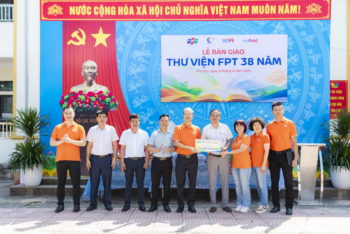 <p class="Normal" style="text-align:justify;"> Đại diện FPT, Quỹ Hy Vọng và nhà trường cùng thực hiện nghi thức bàn giao thư viện. Phòng đọc mới được cải tạo, bổ sung nội thất, sách và thiết bị công nghệ, trong đó có 15 máy tính bảng, tai nghe và các tài khoản học trực tuyến. Khoảnh khắc những đại diện cùng đặt tay lên món quà bàn giao cũng là lúc một hành trình mới bắt đầu: hành trình để những cuốn sách được mở ra, những chiếc máy tính bảng được sử dụng và những tri thức mới được tiếp tục khám phá.</p>