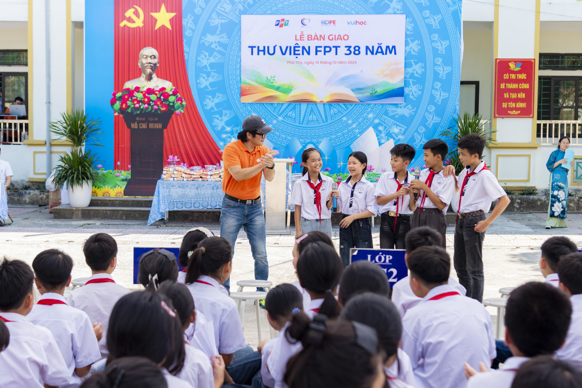 <p class="Normal" style="text-align:justify;"> Đại diện học sinh trường THCS Đạo Trù - phân hiệu Vĩnh Thành xúc động cảm ơn FPT, Quỹ Hy Vọng và những người đã chung tay mang thư viện tới trường. Với các em, đây không chỉ là một công trình được trao tặng mà còn là niềm vui, sự động viên, niềm tin và những cơ hội mới để vươn lên bằng tri thức.</p> <p class="Normal" style="text-align:justify;"> Các em hứa sẽ trân trọng, giữ gìn và sử dụng hiệu quả thư viện; tích cực đọc sách, chủ động học tập, sử dụng công nghệ đúng mục đích, an toàn và có trách nhiệm. Từ không gian mới này, các em kỳ vọng sẽ có thêm nhiều đam mê được khơi dậy, nhiều ước mơ được chắp cánh.</p>