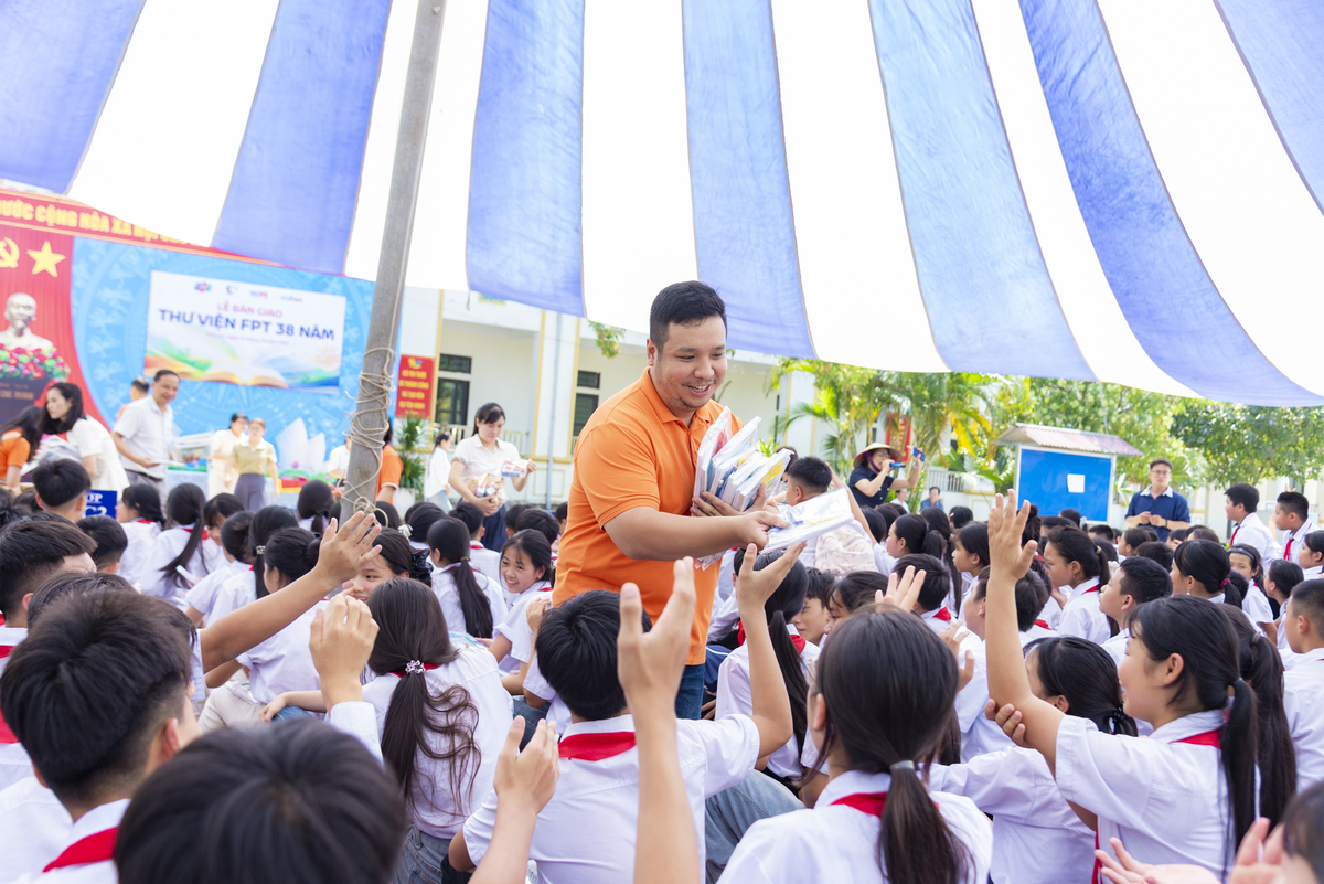 <p class="Normal" style="text-align:justify;"> Buổi trao tặng khép lại bằng những nụ cười, những cái bắt tay và những lời chào còn lưu luyến. Từ FPT Tower đến Vĩnh Thành là 61 km, nhưng điều được nối lại không chỉ là khoảng cách địa lý. Đó còn là khoảng cách giữa những cơ hội học tập, giữa một vùng khó và thế giới tri thức rộng lớn.</p> <p class="Normal" style="text-align:justify;"> Một thư viện có thể bắt đầu từ những giá sách, những cuốn sách và những chiếc máy tính bảng. Nhưng giá trị lớn hơn nằm ở những gì sẽ được tạo ra sau đó: một thói quen đọc sách, một kỹ năng mới, một ý tưởng được nảy sinh hay một ước mơ được gọi tên. Và biết đâu, từ căn phòng nhỏ ở Vĩnh Thành, sẽ có những ước mơ đủ lớn để đi rất xa.</p>
