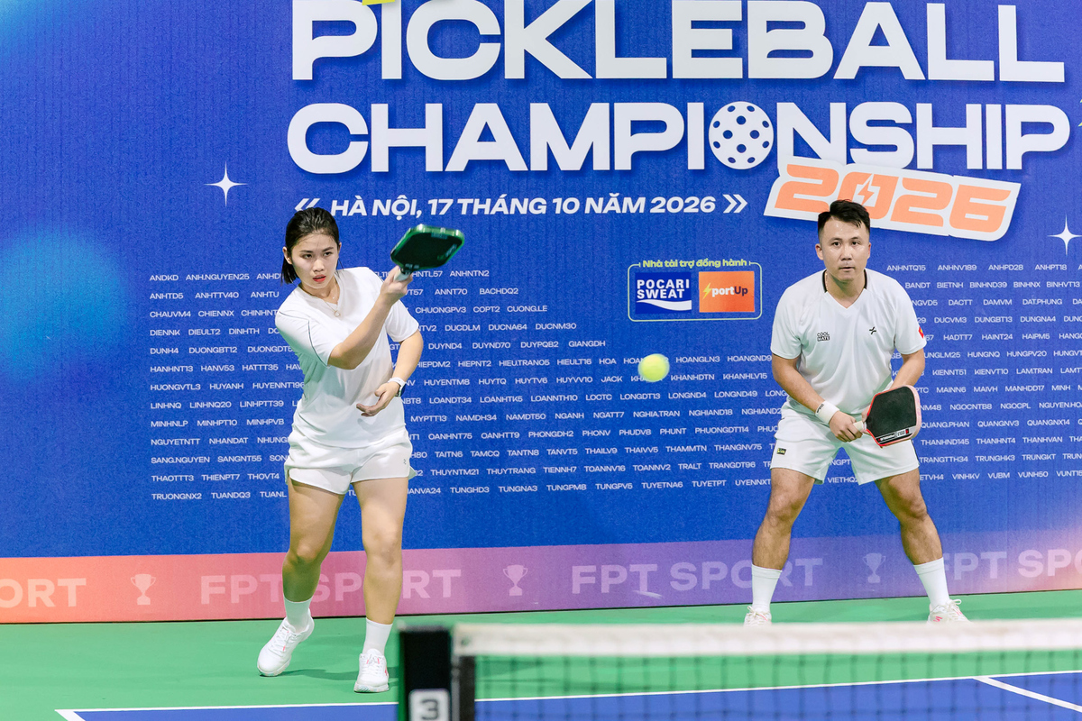<p class="Normal" style="text-align:justify;"> Những tiếng hò reo không ngớt từ hai khu vực CĐV tiếp thêm sức nóng cho trận chung kết đôi nam nữ giữa cặp Trần Ngọc Tân - Nguyễn Thị Minh Thúy &lpar;Viễn thông FPT&rpar; và Nguyễn Đức Long - Đàm Thị Bảo Ngọc &lpar;Phần mềm FPT&rpar;.</p> <p class="Normal" style="text-align:justify;"> Đại diện Viễn thông FPT nhập cuộc tốt hơn, sớm tạo khoảng cách bằng những pha dứt điểm sắc bén của tay vợt nữ cùng các cú đánh giàu tốc độ từ Trần Ngọc Tân. Dù Phần mềm FPT nỗ lực bám đuổi, đưa tỷ số về 6-3 rồi 7-5, cặp Viễn thông vẫn giữ được sự tập trung ở thời điểm quyết định. Chiến thắng 15-7 giúp Trần Ngọc Tân và đồng đội giành chức vô địch sau cuộc so tài giàu cảm xúc.</p>